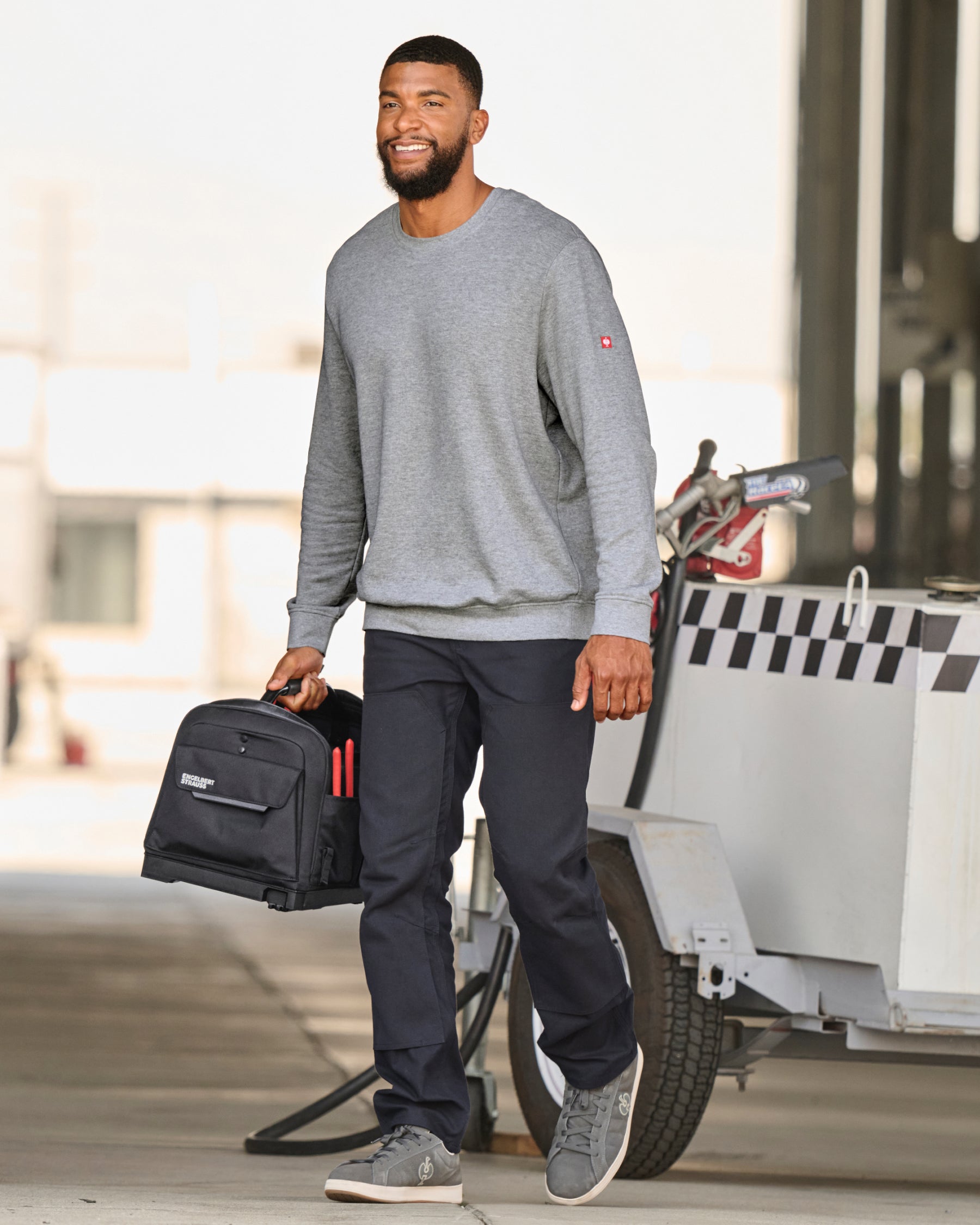 Double Front Work Pants e.s.iconic in black in use, showing fit and movement