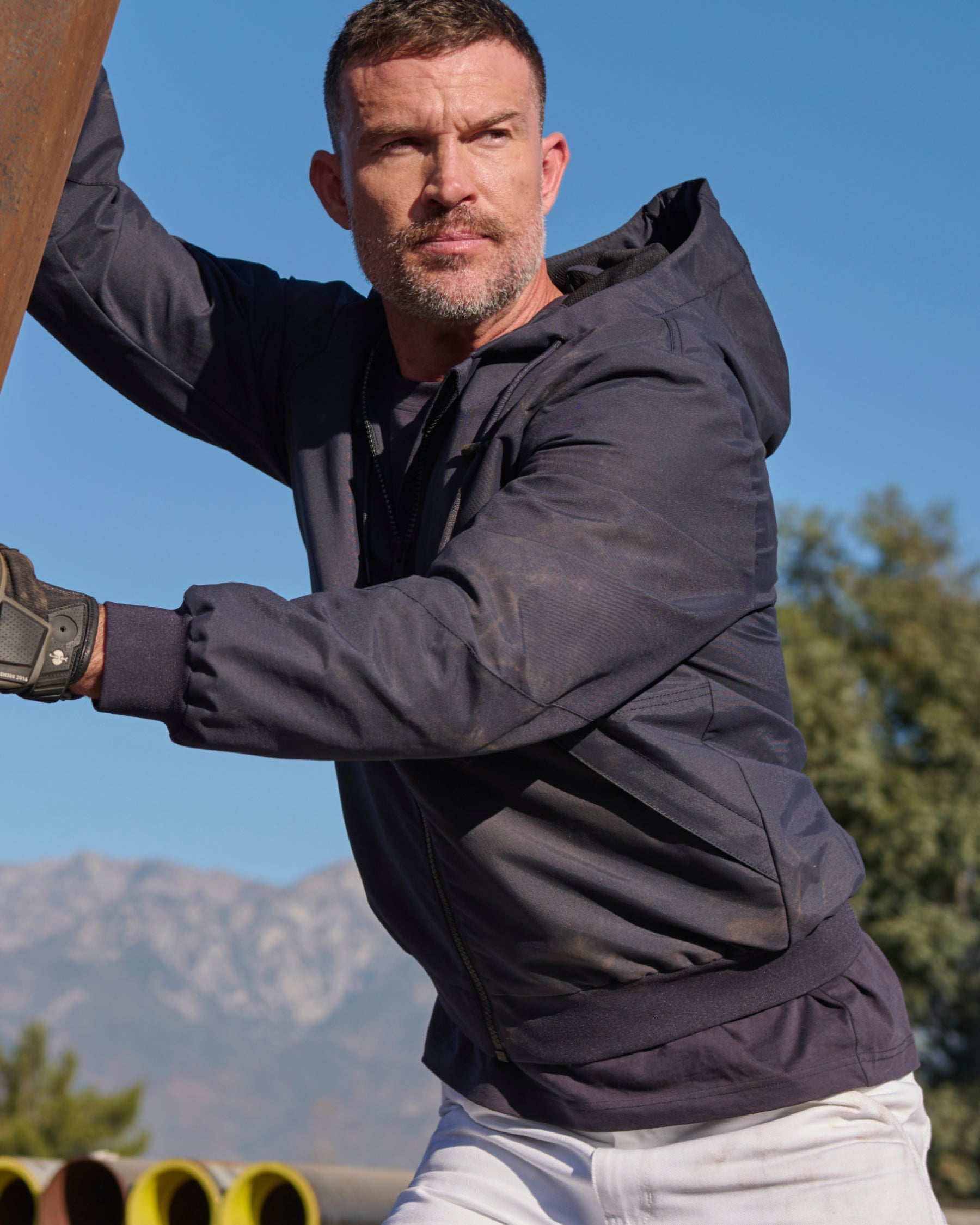 STRAUSS e.s.iconic lightweight jacket in nero blue worn in a work setting
