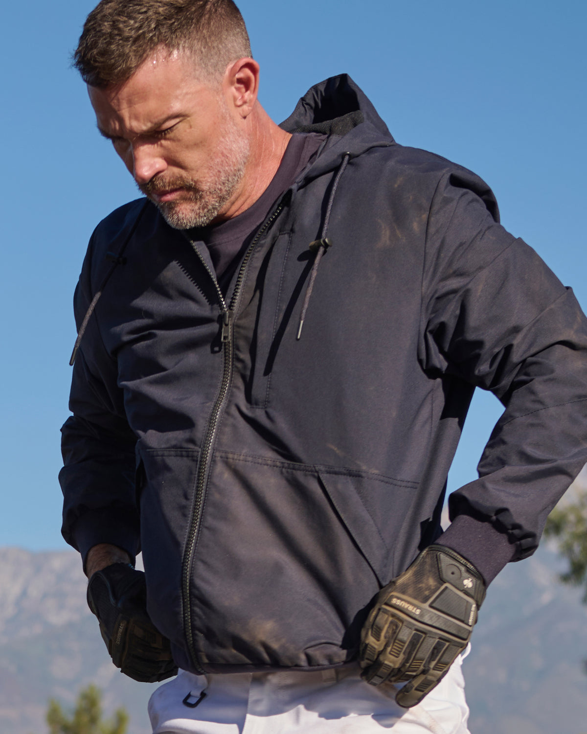 STRAUSS e.s.iconic lightweight jacket in nero blue shown during outdoor work