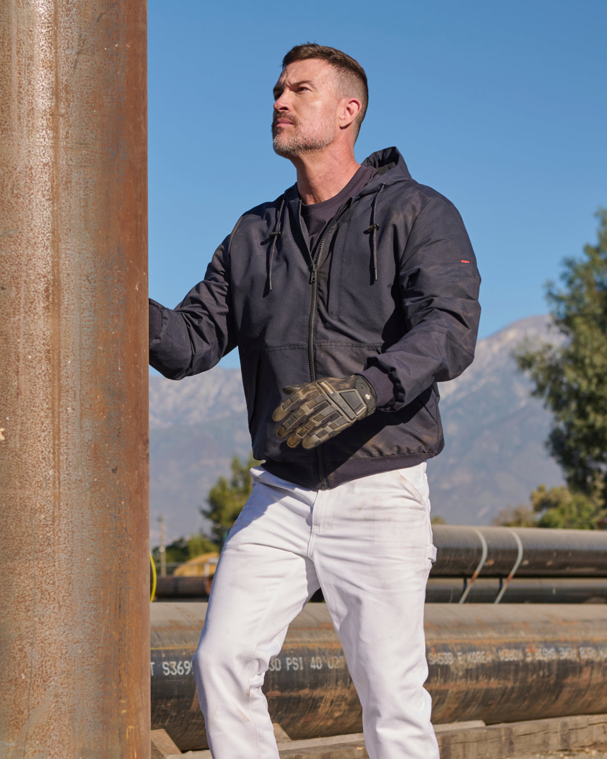STRAUSS e.s.iconic lightweight jacket in nero blue in use on the job