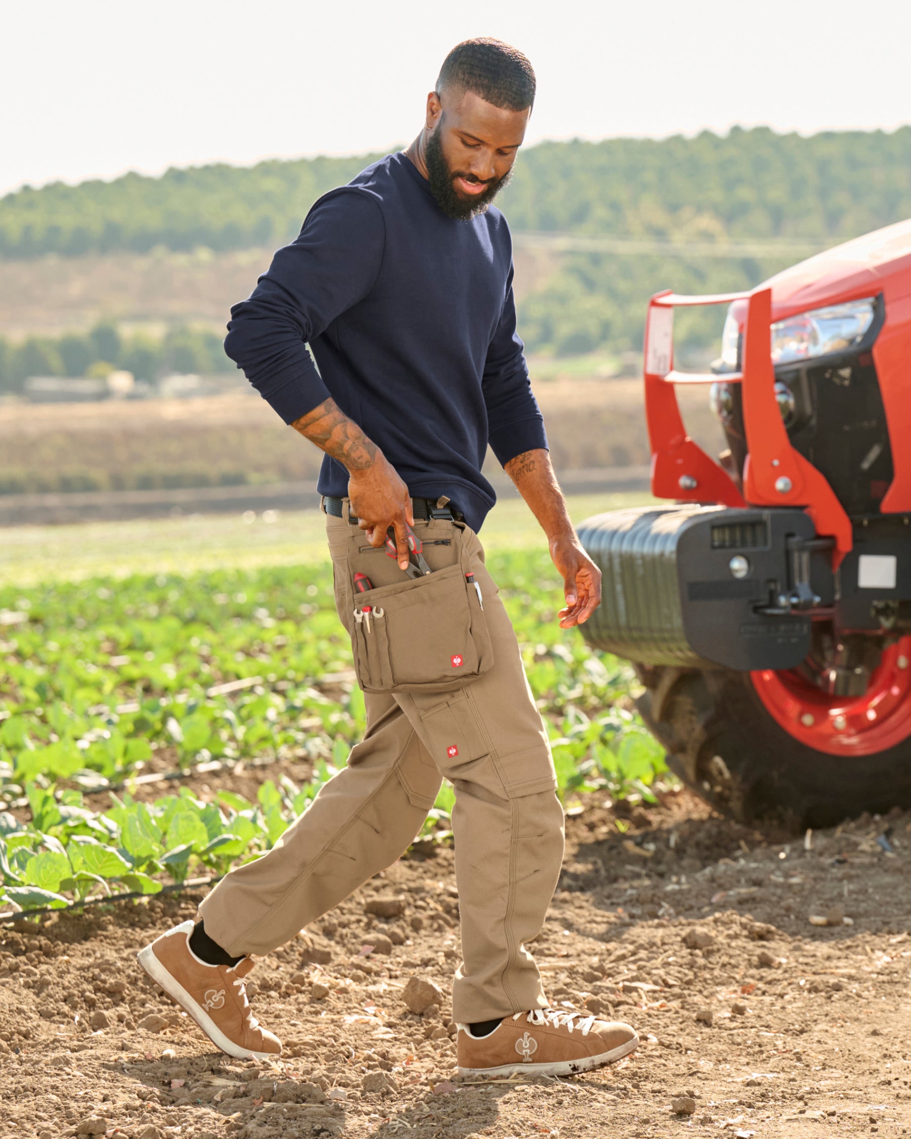 Pocket Protected Work Pants e.s.iconic in almond brown in use, showing fit and movement