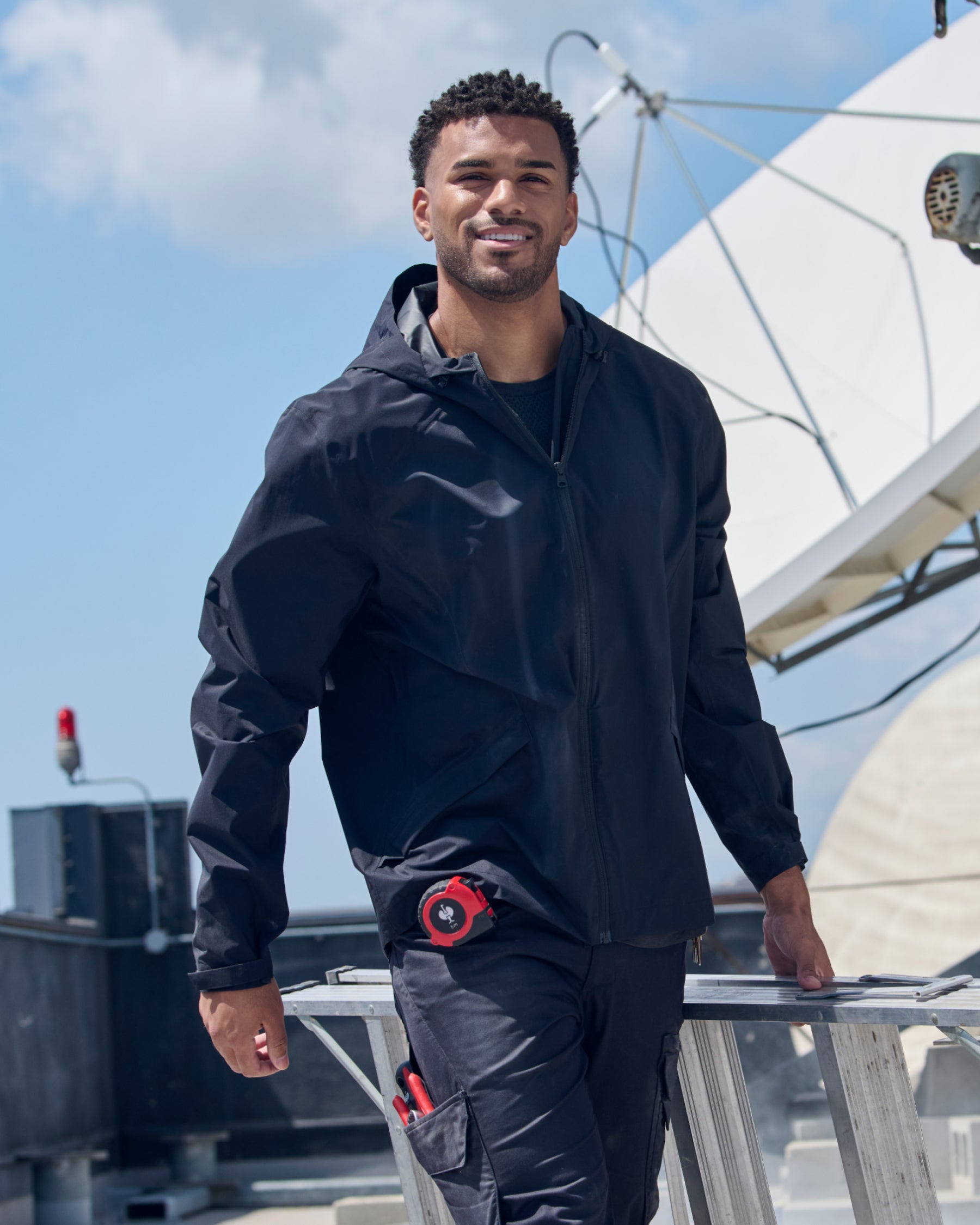 STRAUSS e.s.trail light pack windbreaker in black worn in a work setting