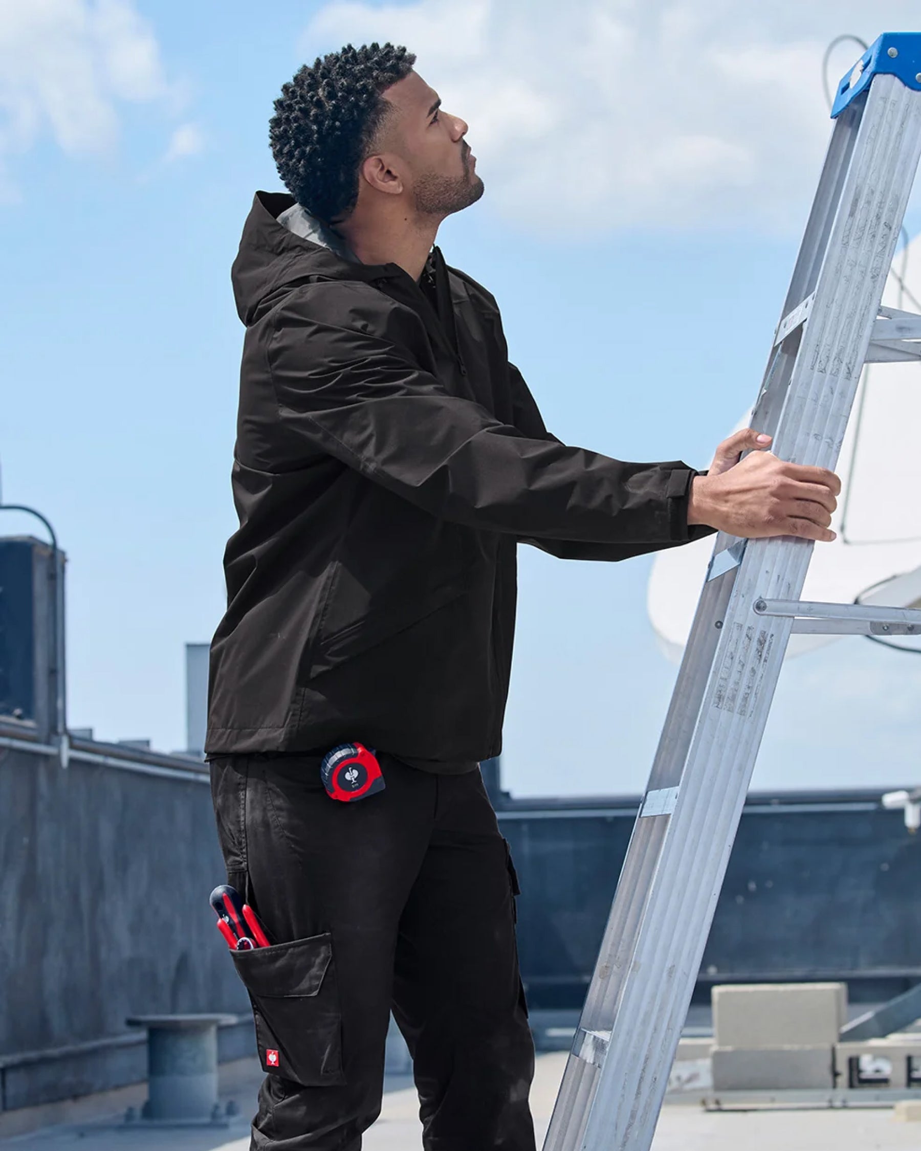 STRAUSS e.s.trail light pack windbreaker in black in use on the job