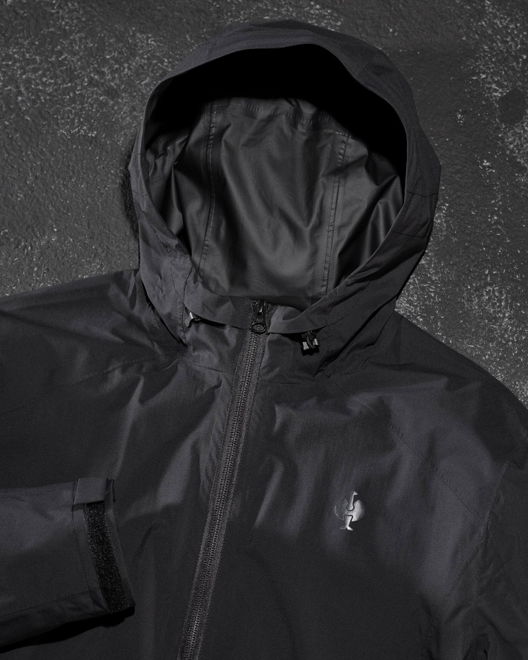 STRAUSS e.s.trail light pack windbreaker in black paired with workwear
