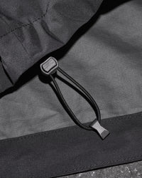 Close-up of packable windbreaker fabric and zipper details on STRAUSS women's e.s.trail light pack windbreaker in black
