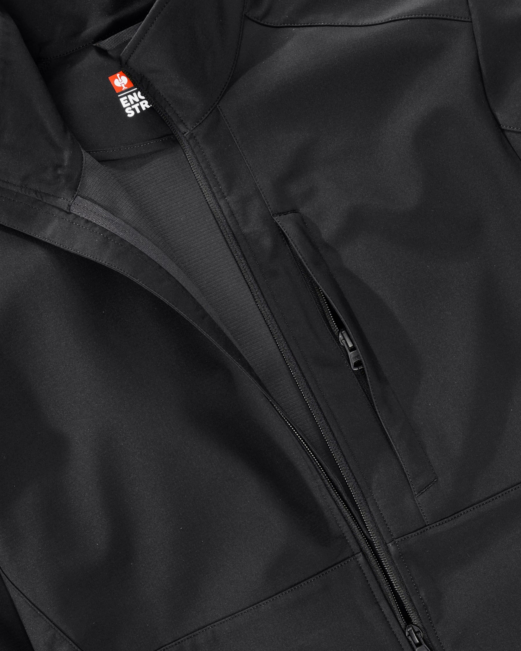 Close-up of softshell fabric and zipper details on STRAUSS e.s.trail pure softshell jacket in black