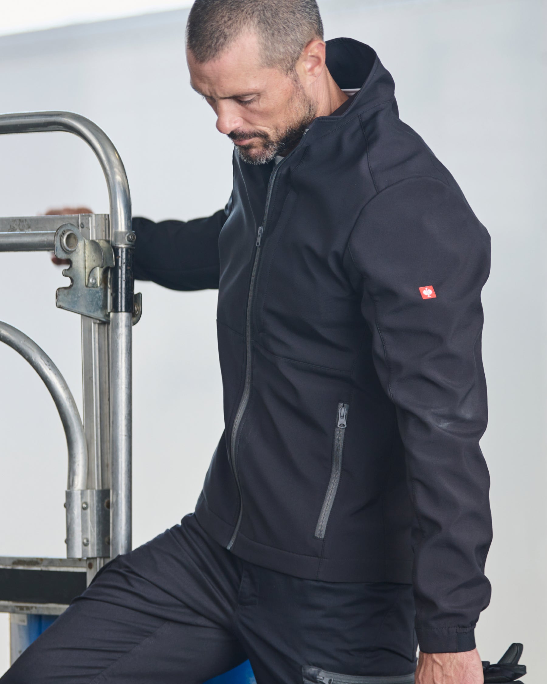 STRAUSS e.s.trail pure softshell jacket in black and carbon gray shown during outdoor work