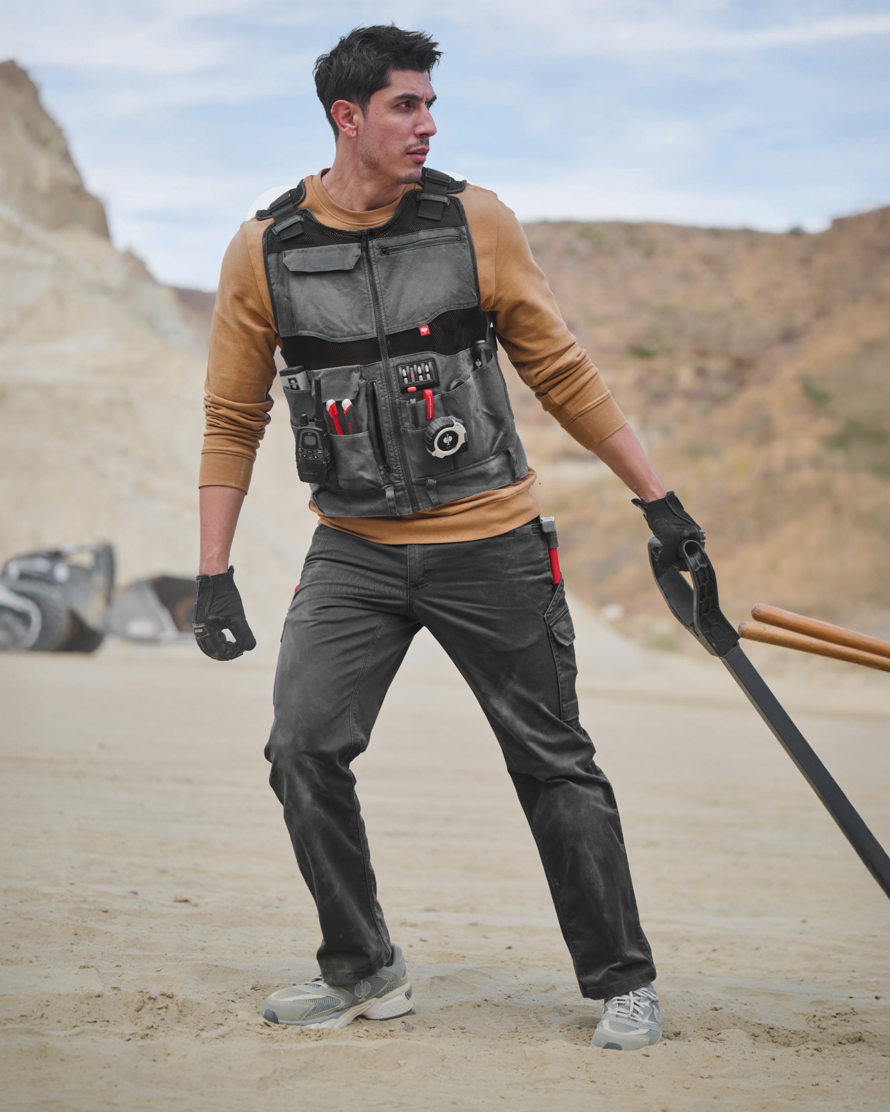 STRAUSS e.s.iconic tool vest in carbon gray and black shown during outdoor work
