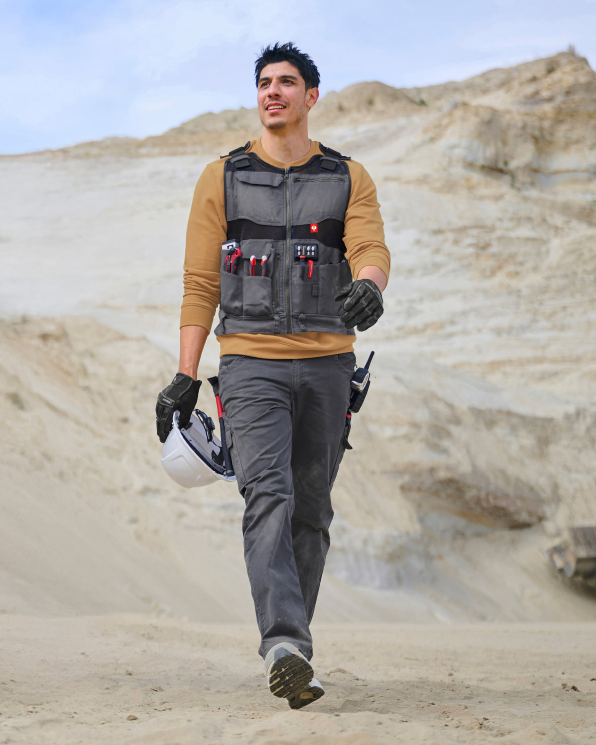 STRAUSS e.s.iconic tool vest in carbon gray and black in use on the job