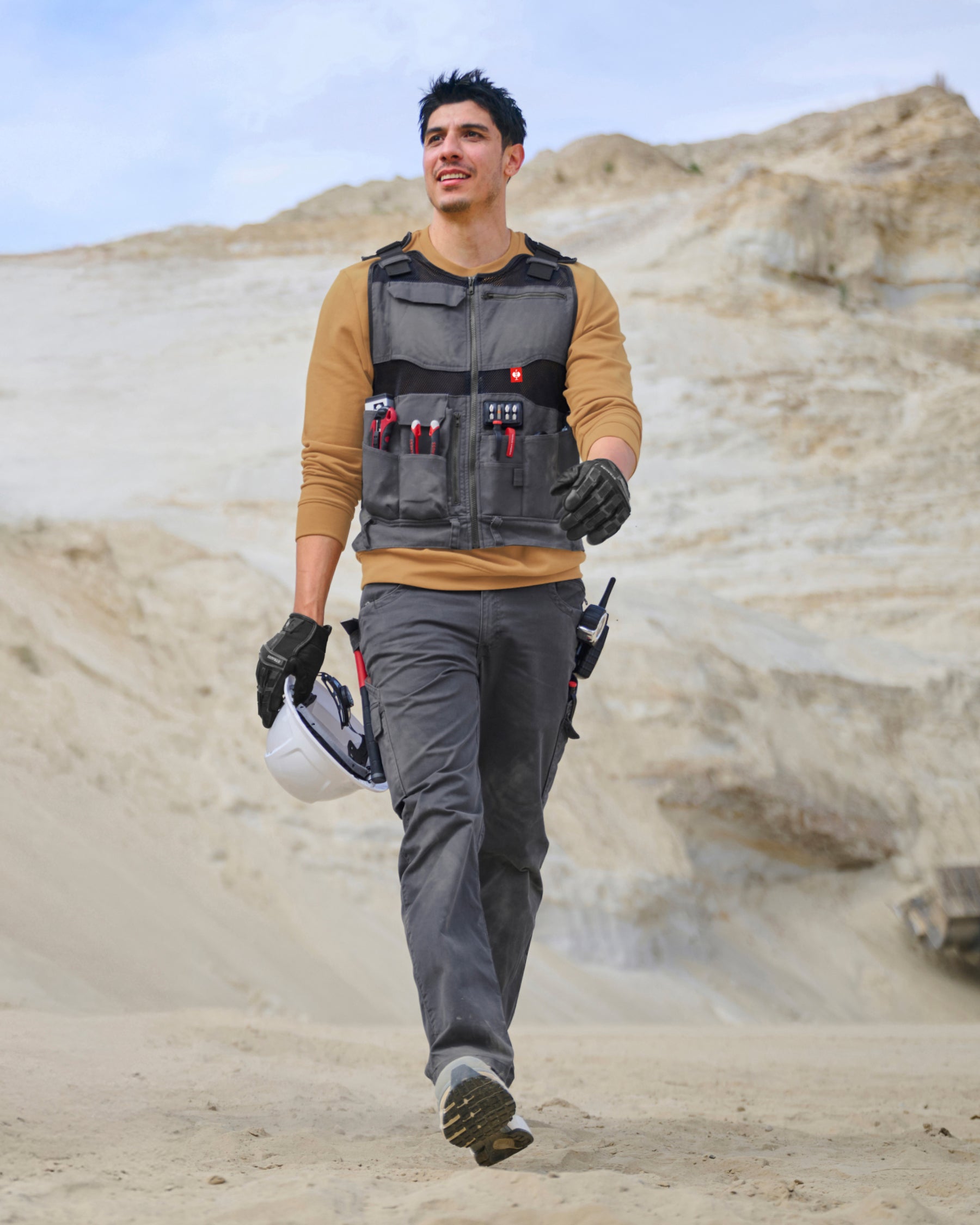STRAUSS e.s.iconic tool vest in carbon gray and black in use on the job