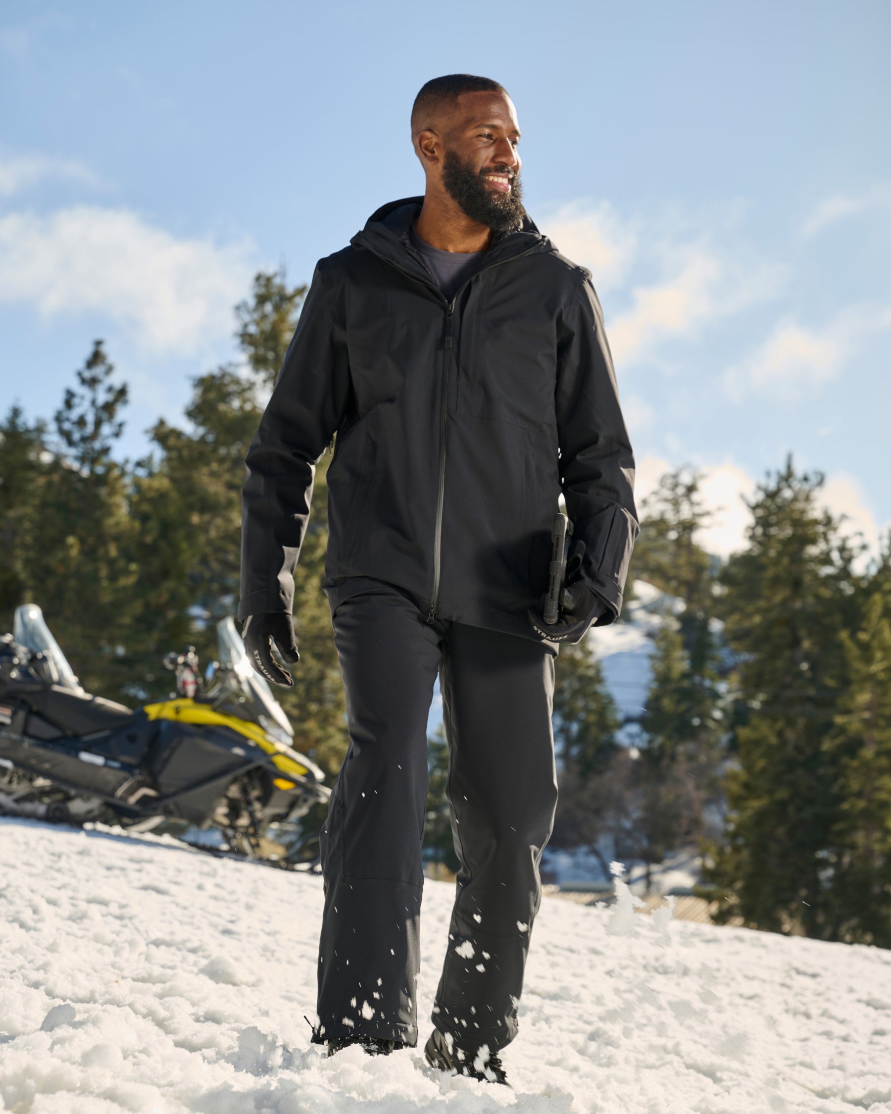 STRAUSS e.s.trail pure 3-in-1 functional snow jacket in black in use in cold conditions