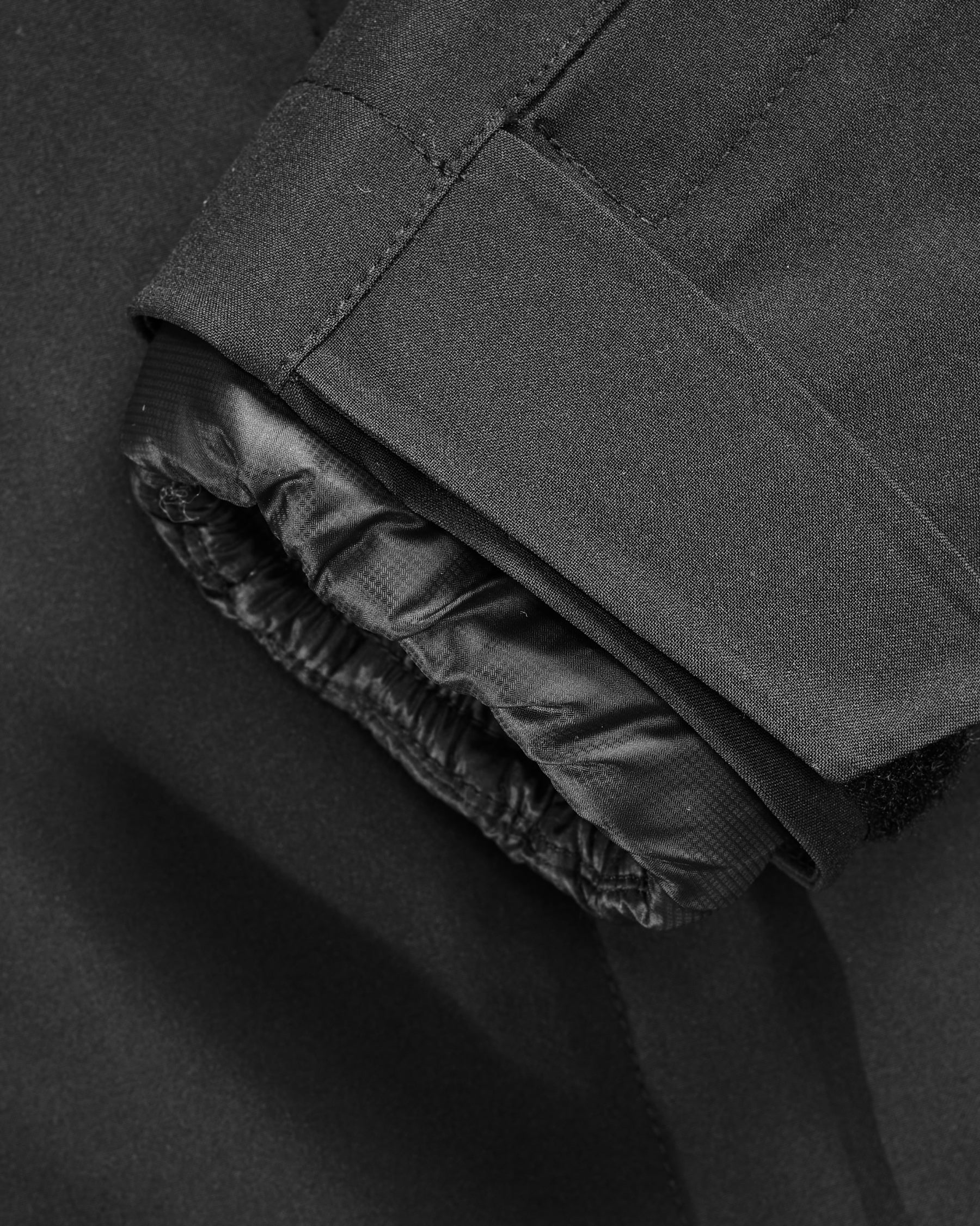 Close-up of insulated shell and hood details on STRAUSS e.s.trail pure 3-in-1 functional snow jacket in black