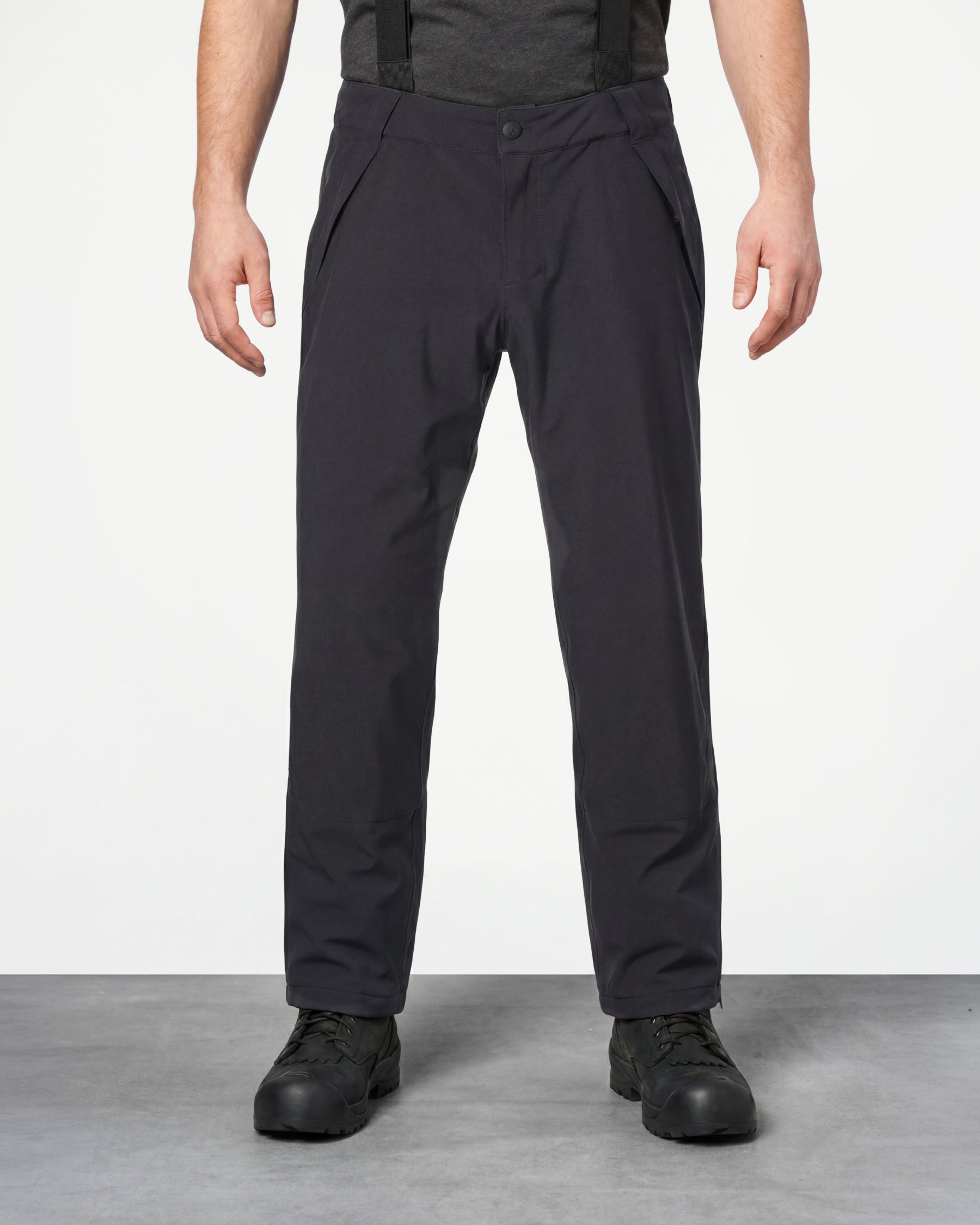 Functional Snow Pants e.s.trail pure in black worn by a model, front view