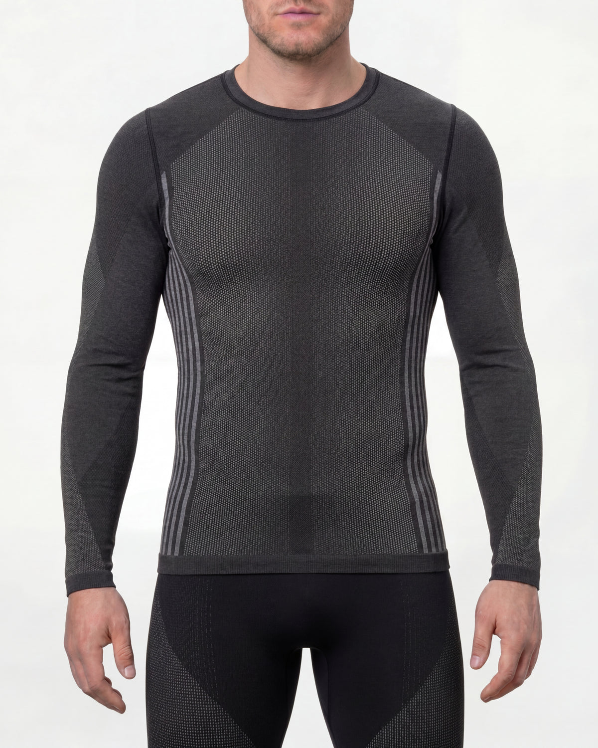 A model wears the STRAUSS e.s.trail pure Warm Seamless Thermal Long Sleeve Shirt in black and basalt gray as a cold-weather base layer in a studio product scene