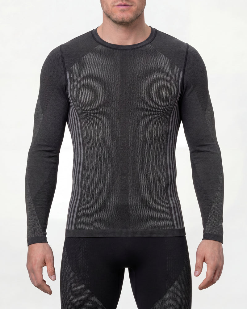 A model wears the STRAUSS e.s.trail pure Warm Seamless Thermal Long Sleeve Shirt in black and basalt gray as a cold-weather base layer in a studio product scene