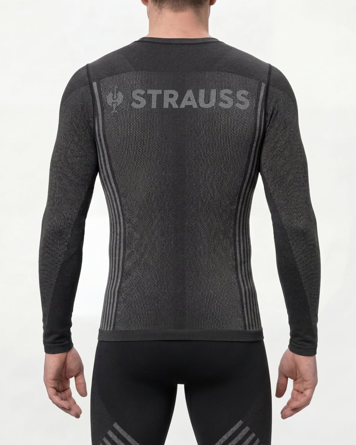 A model wears the STRAUSS e.s.trail pure Warm Seamless Thermal Long Sleeve Shirt in black and basalt gray as a cold-weather base layer, showing the shirt fit