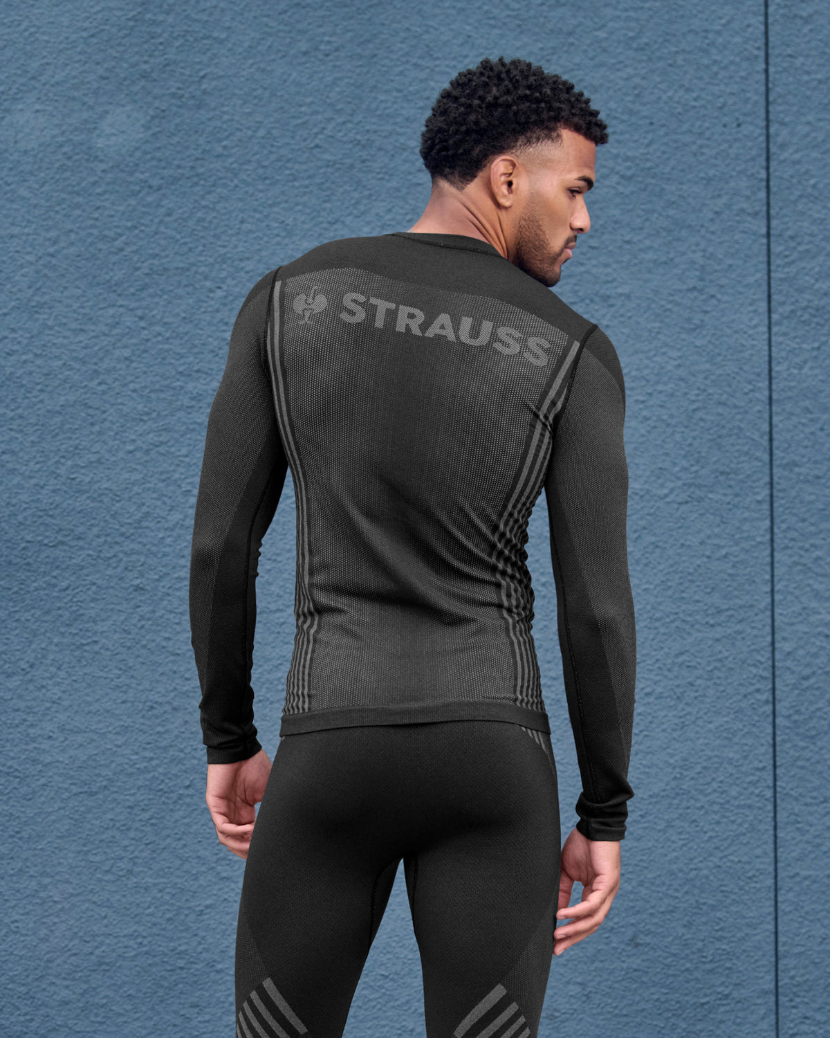 A worker wears the STRAUSS e.s.trail pure Warm Seamless Thermal Long Sleeve Shirt in black and basalt gray