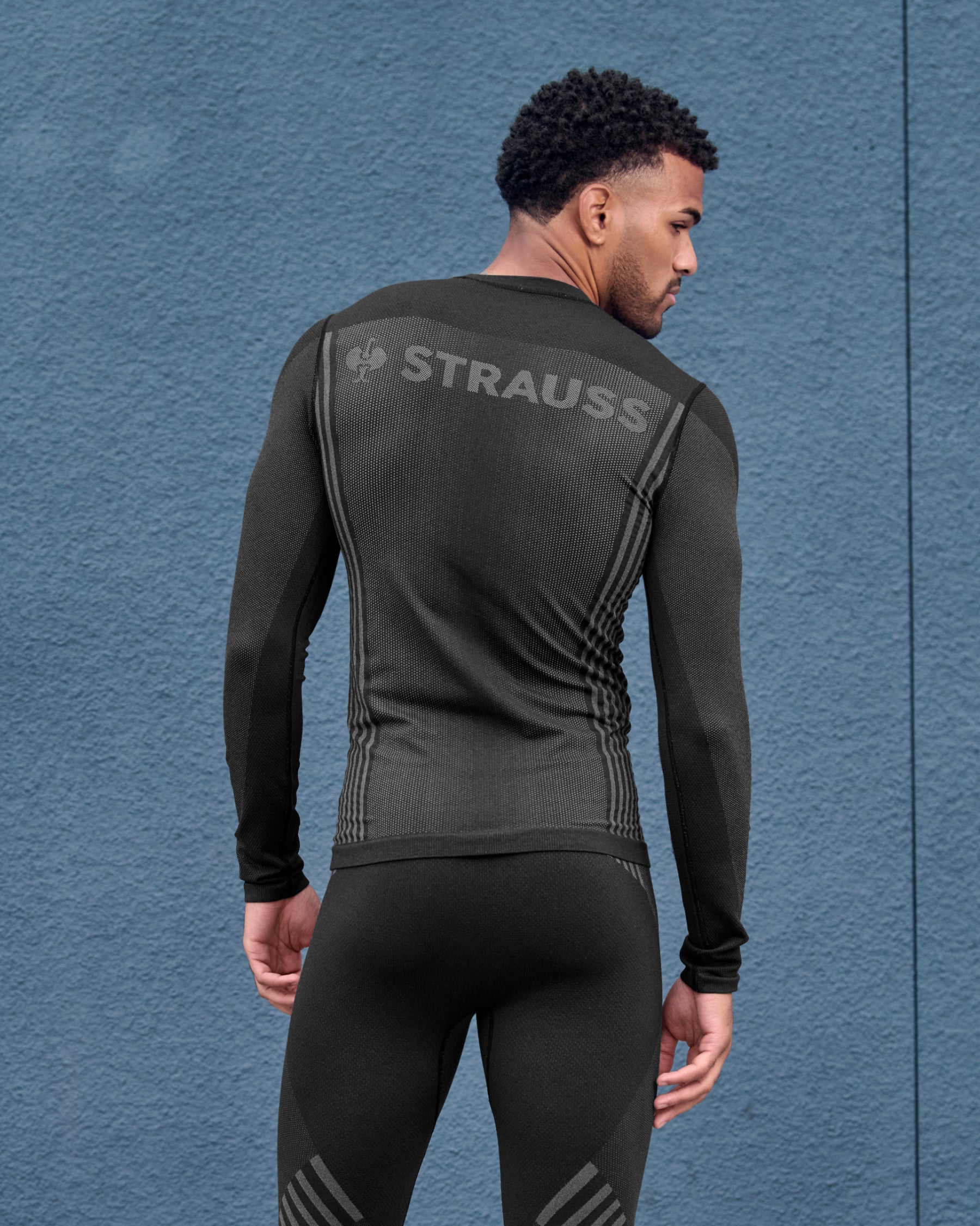 A worker wears the STRAUSS e.s.trail pure Warm Seamless Thermal Long Sleeve Shirt in black and basalt gray