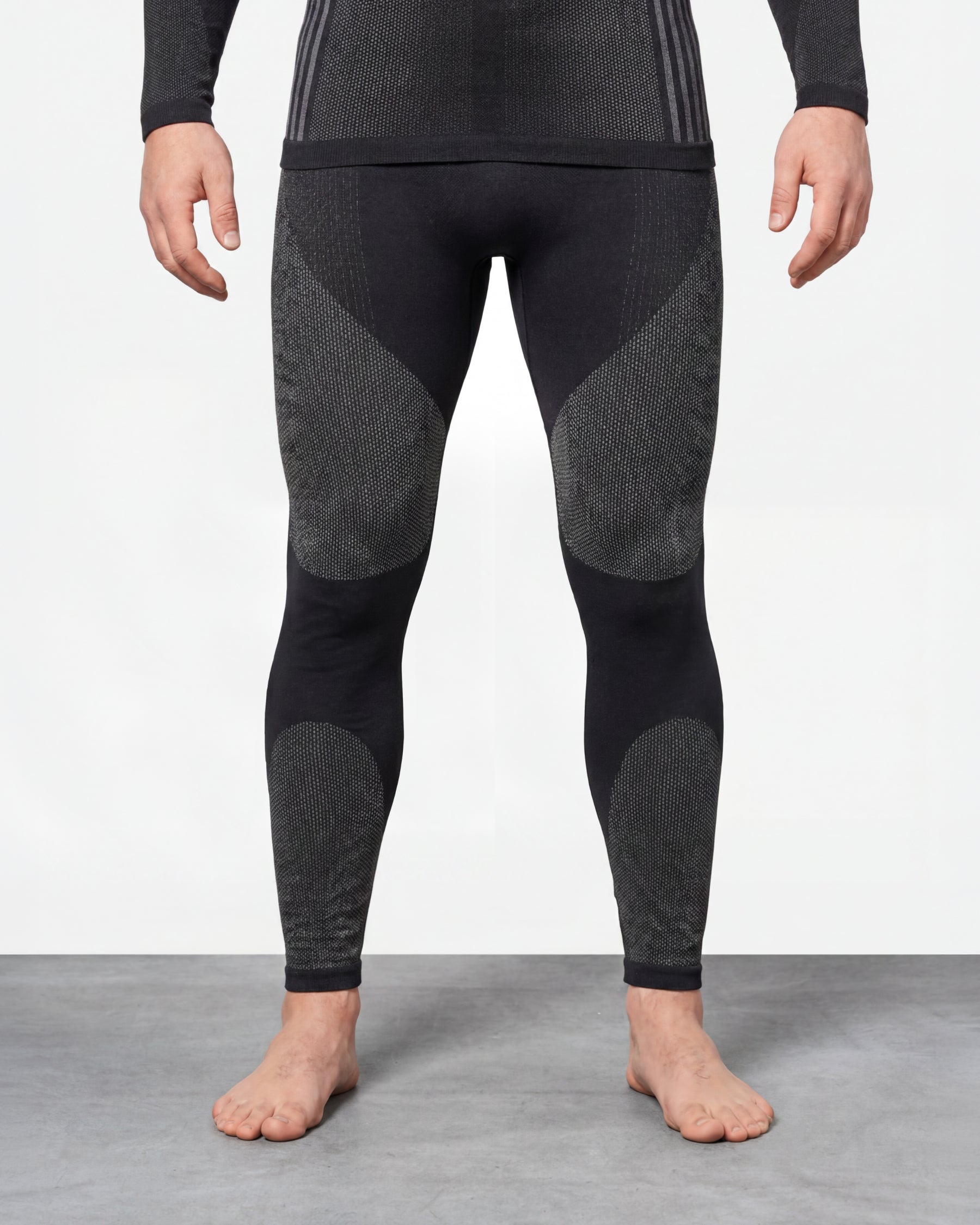 Warm Seamless Thermal Pants e.s.trail pure in black/basalt gray worn by a model, front view