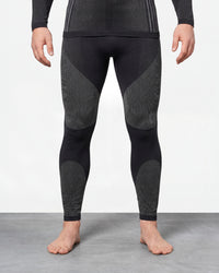 Warm Seamless Thermal Pants e.s.trail pure in black/basalt gray worn by a model, front view