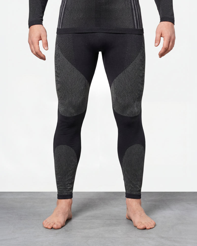 Warm Seamless Thermal Pants e.s.trail pure in black/basalt gray worn by a model, front view