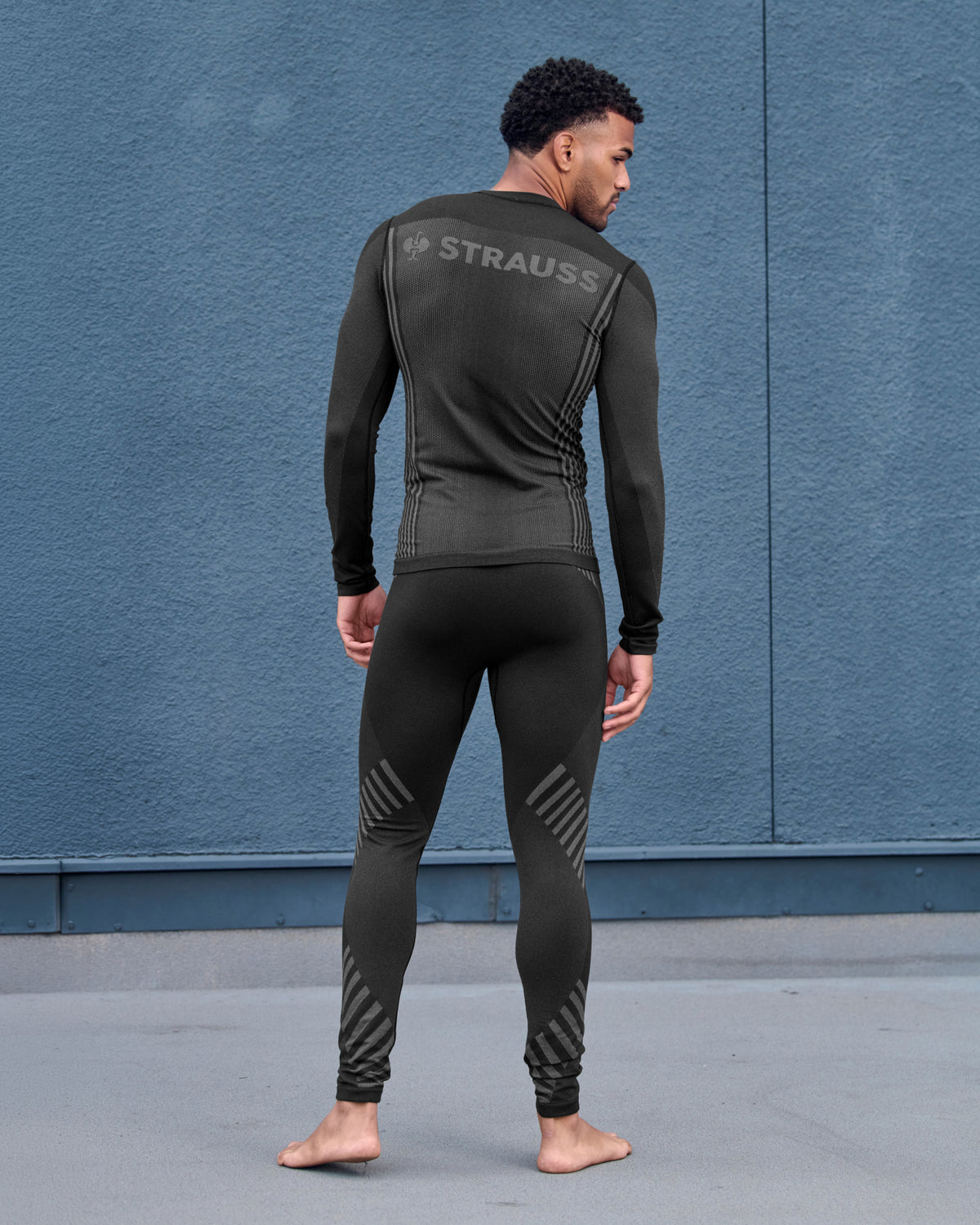 Lifestyle view of Warm Seamless Thermal Pants e.s.trail pure in black/basalt gray during work