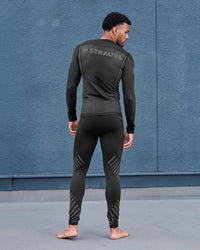Lifestyle view of Warm Seamless Thermal Pants e.s.trail pure in black/basalt gray during work