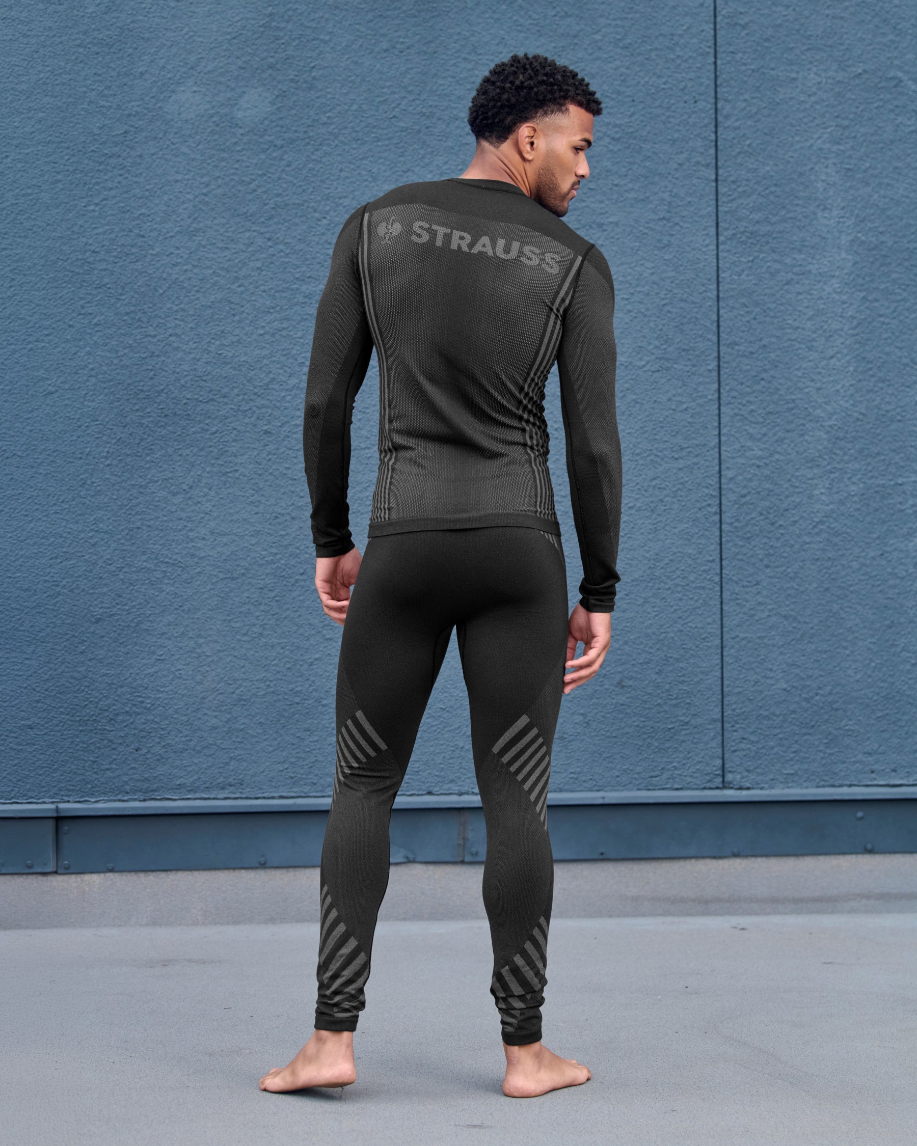 Lifestyle view of Warm Seamless Thermal Pants e.s.trail pure in black/basalt gray during work