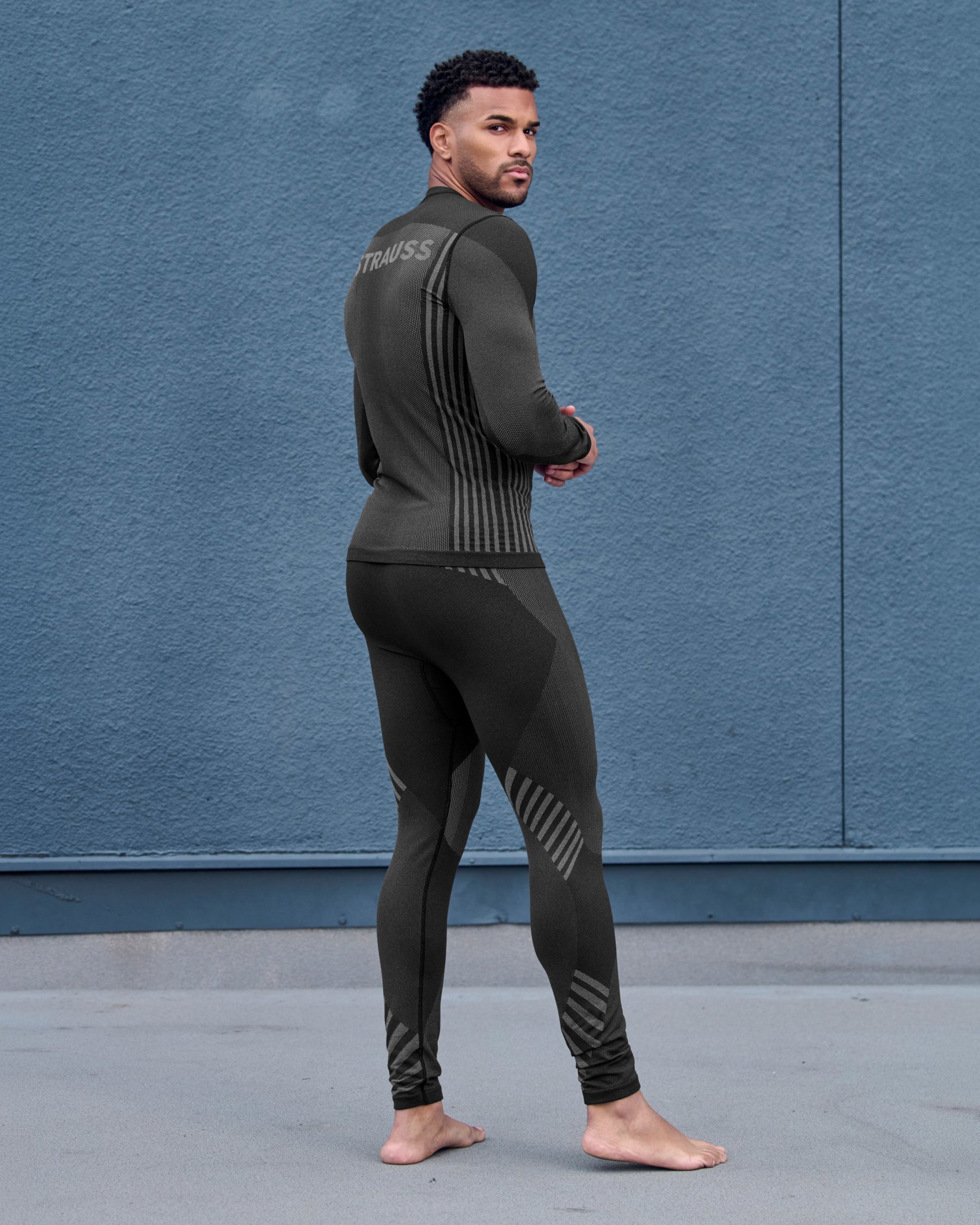 Warm Seamless Thermal Pants e.s.trail pure in black/basalt gray shown in an outdoor workwear setting