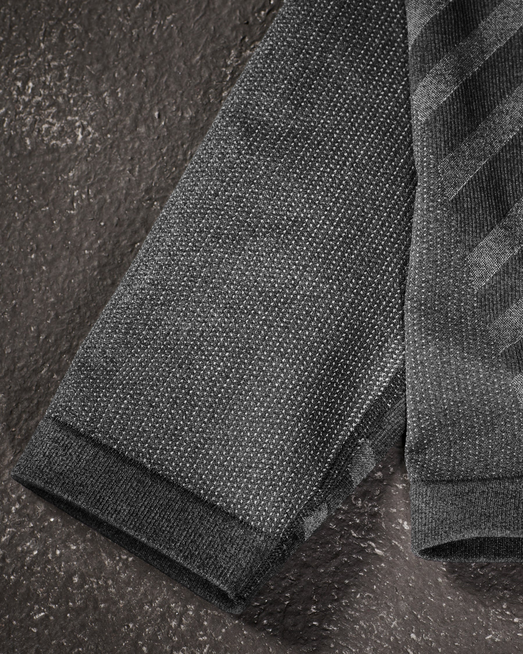 Close-up of seamless thermal fabric on Warm Seamless Thermal Pants e.s.trail pure in black/basalt gray