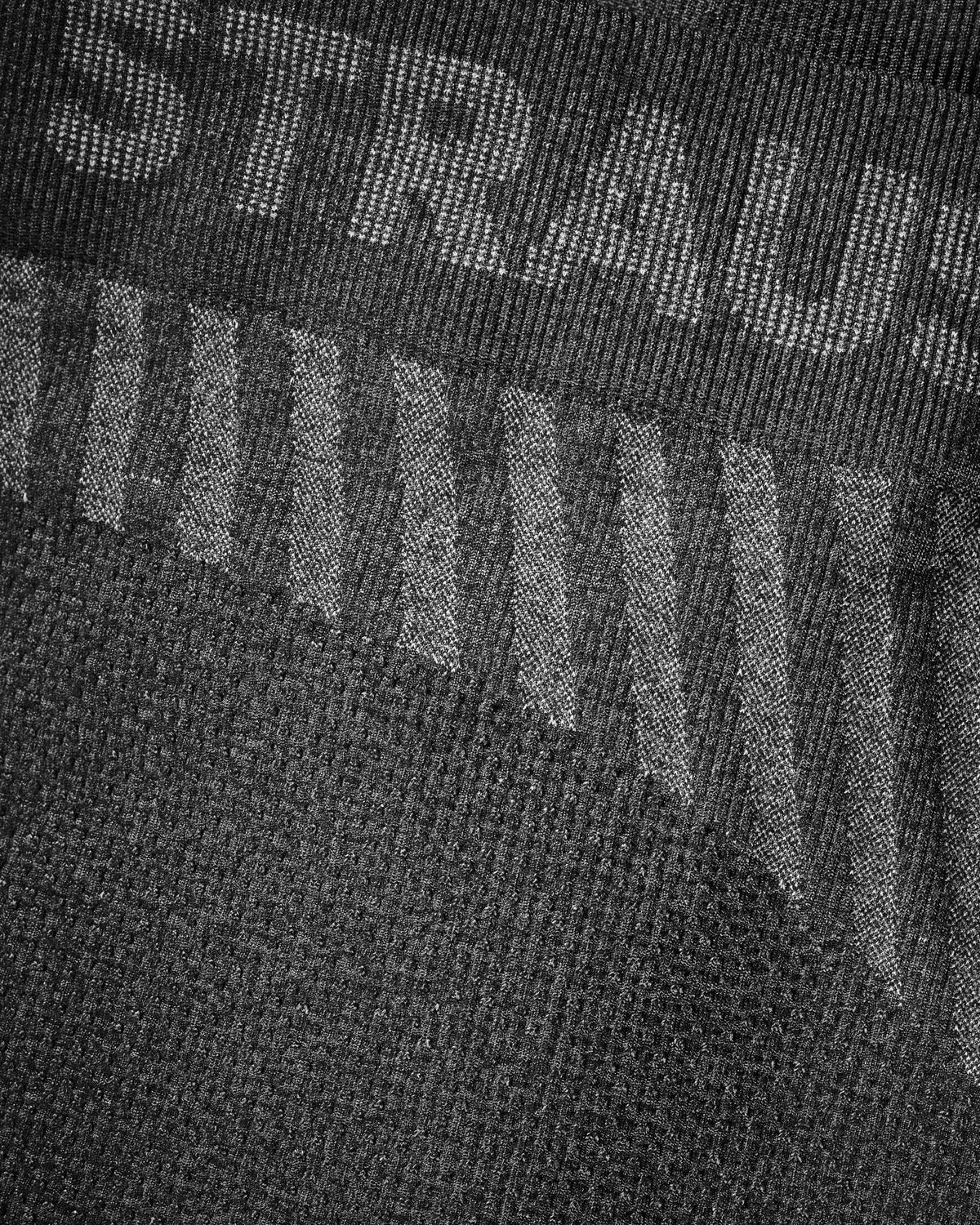 Close-up of stretch knit on Warm Seamless Thermal Pants e.s.trail pure in black/basalt gray
