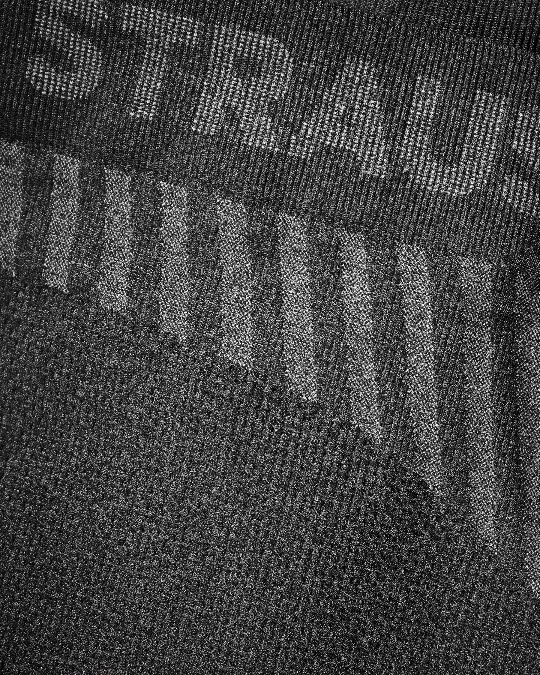 Close-up of stretch knit on Warm Seamless Thermal Pants e.s.trail pure in black/basalt gray