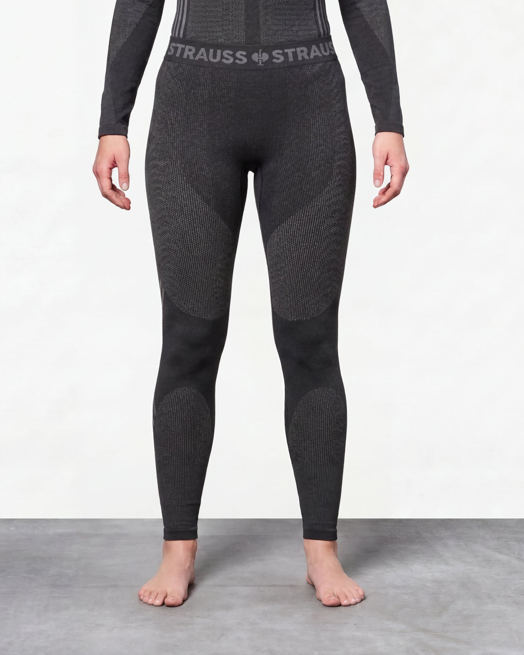 Women's Warm Seamless Thermal Pants e.s.trail pure in black/basalt gray worn by a model, front view