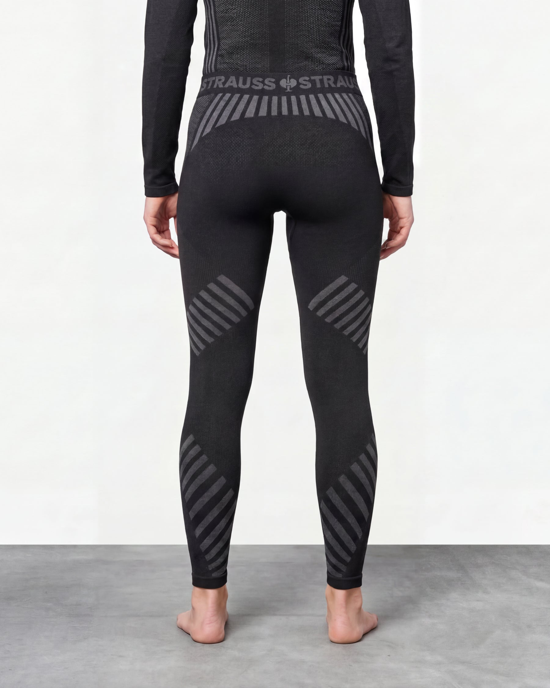 Women's Warm Seamless Thermal Pants e.s.trail pure in black/basalt gray worn by a model, rear view