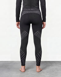 Women's Warm Seamless Thermal Pants e.s.trail pure in black/basalt gray worn by a model, rear view