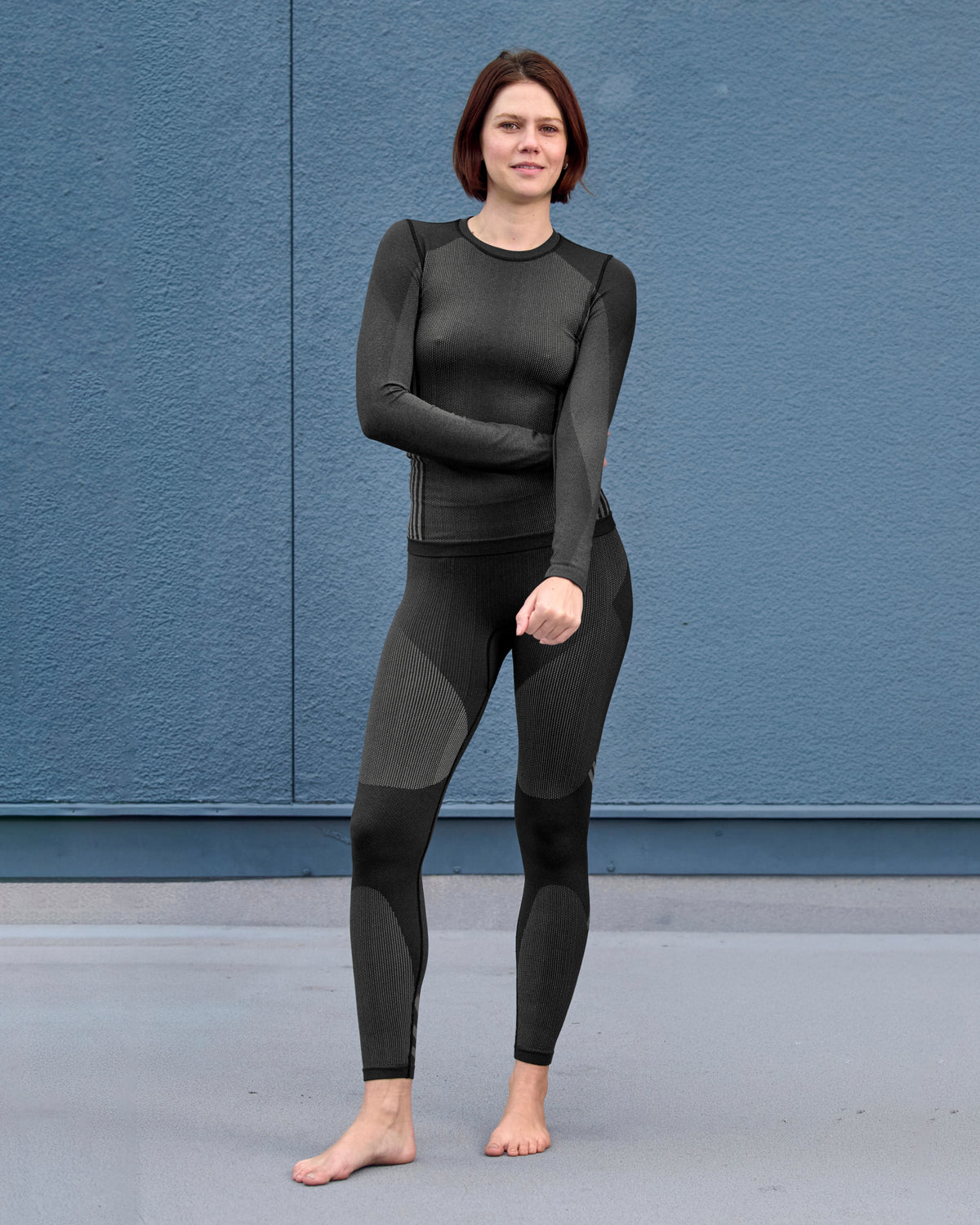 Women's Warm Seamless Thermal Pants e.s.trail pure in black/basalt gray in use, showing fit and movement