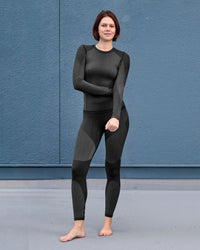 Women's Warm Seamless Thermal Pants e.s.trail pure in black/basalt gray in use, showing fit and movement