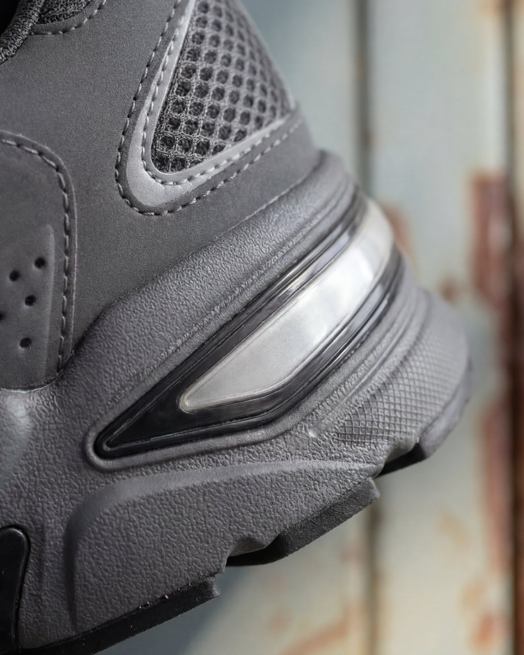 Close-up of the St. Louis Composite Toe Work Shoe outsole tread