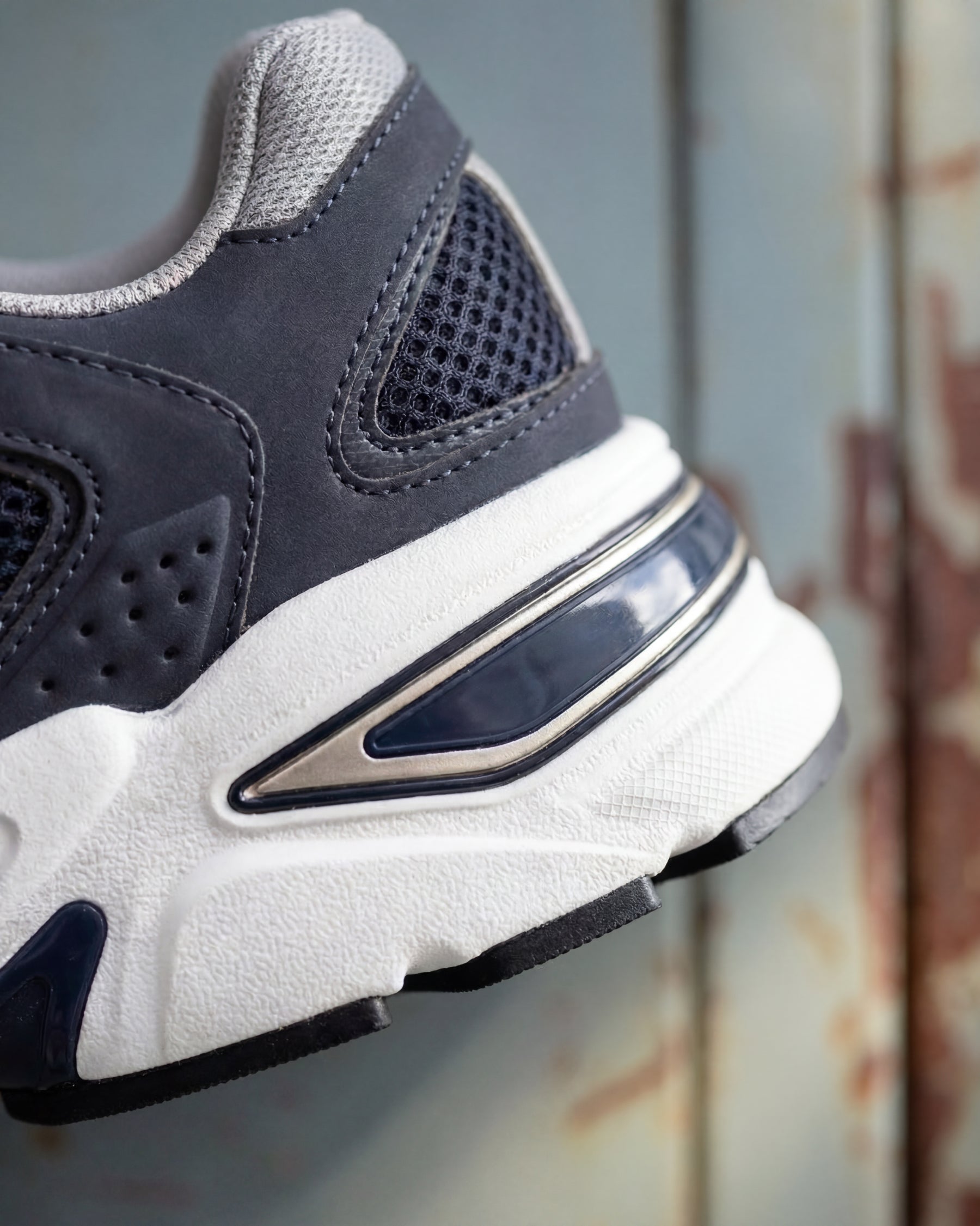 Close-up of the Nero blue St. Louis Composite Toe Work Shoe outsole tread