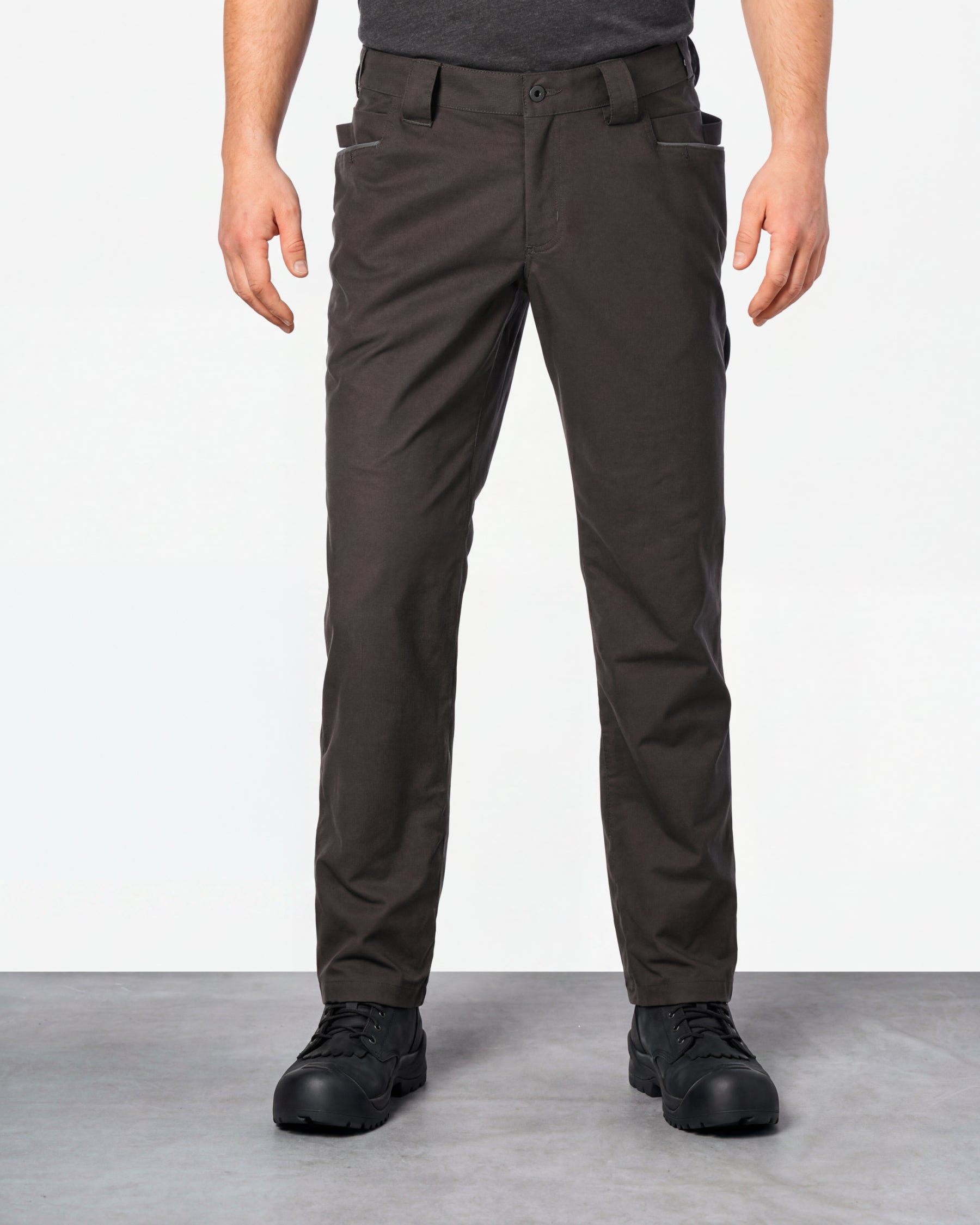 STRAUSS 1620 Multipocket Pants in moon gray worn by a model, front view