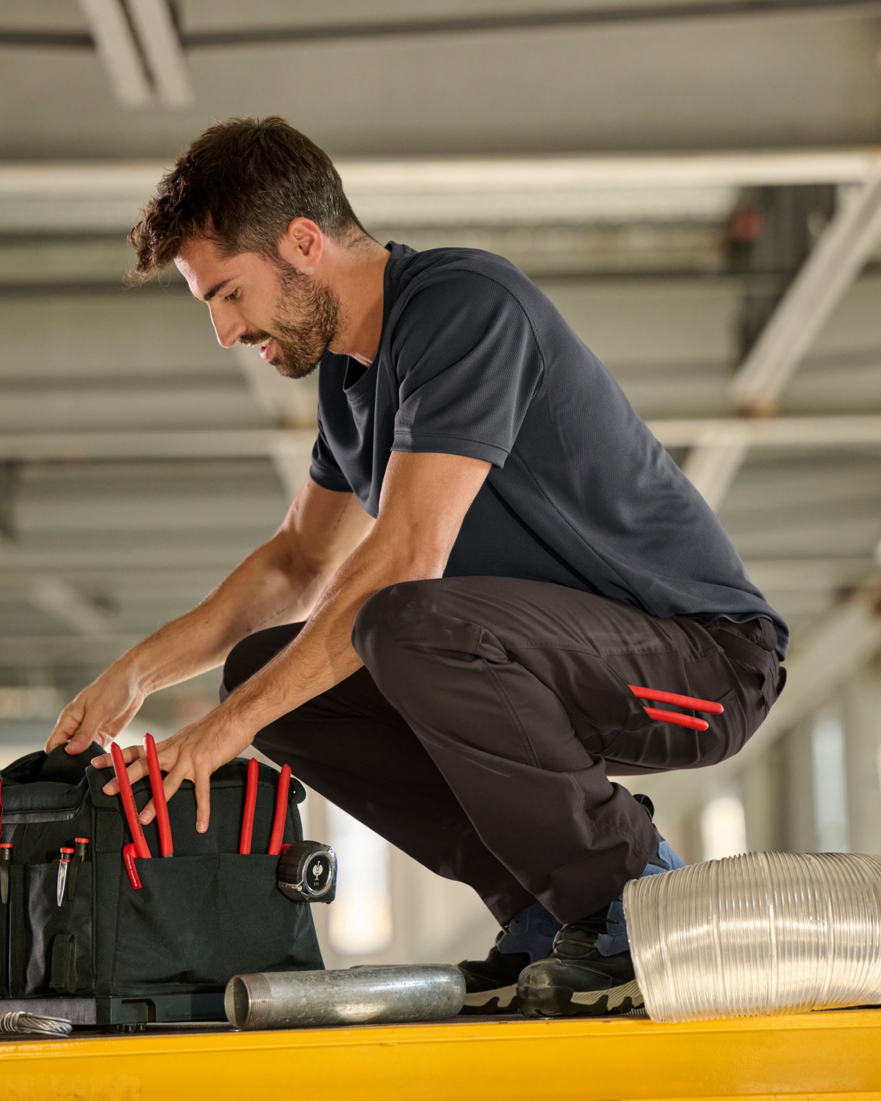 STRAUSS 1620 Multipocket Pants in moon gray in use, showing fit and movement