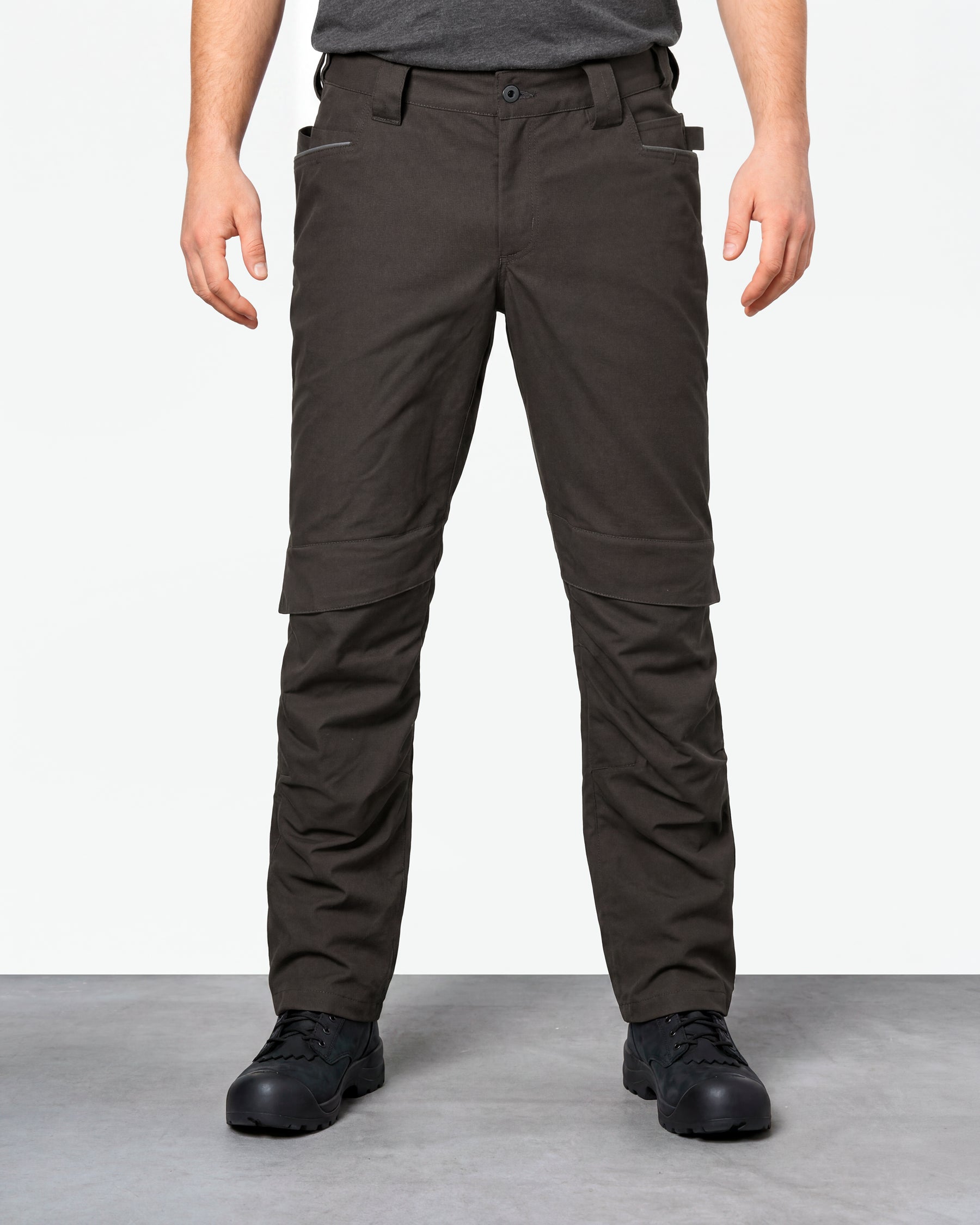 STRAUSS 1620 Worker Pants in moon gray worn by a model, front view