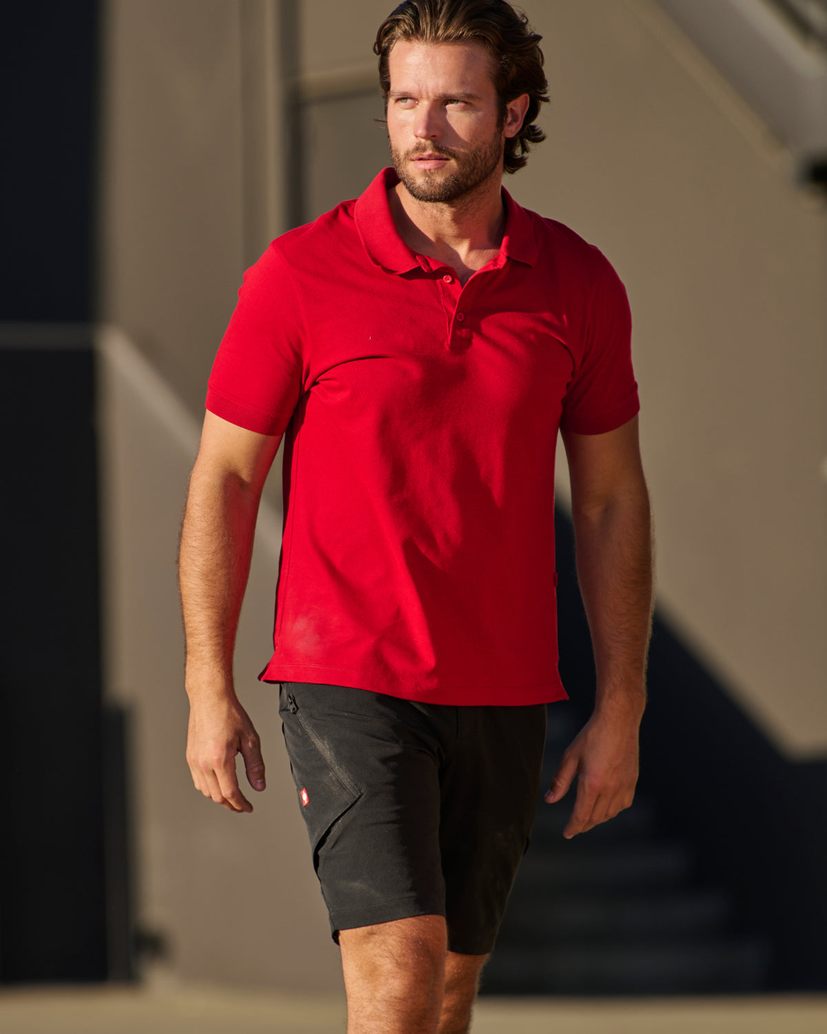 Engelbert Strauss utility cargo work shorts in black in an additional lifestyle view, emphasizing the everyday utility, above-knee length, and rugged styling.