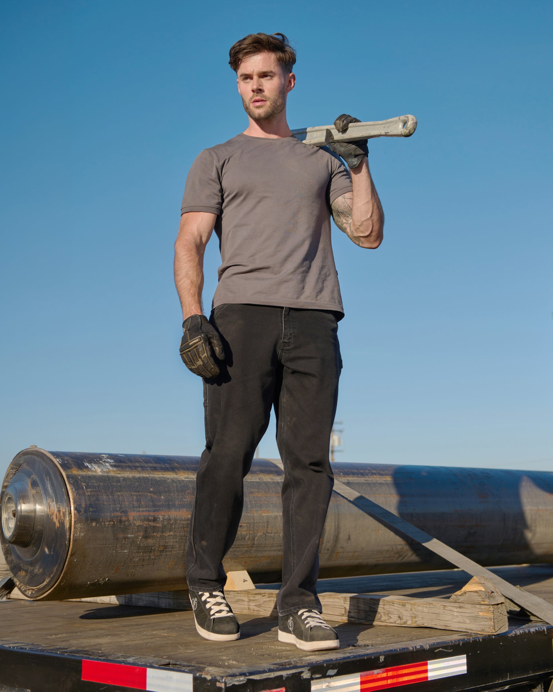 Carpenter Jeans e.s.iconic in black in use, showing fit and movement