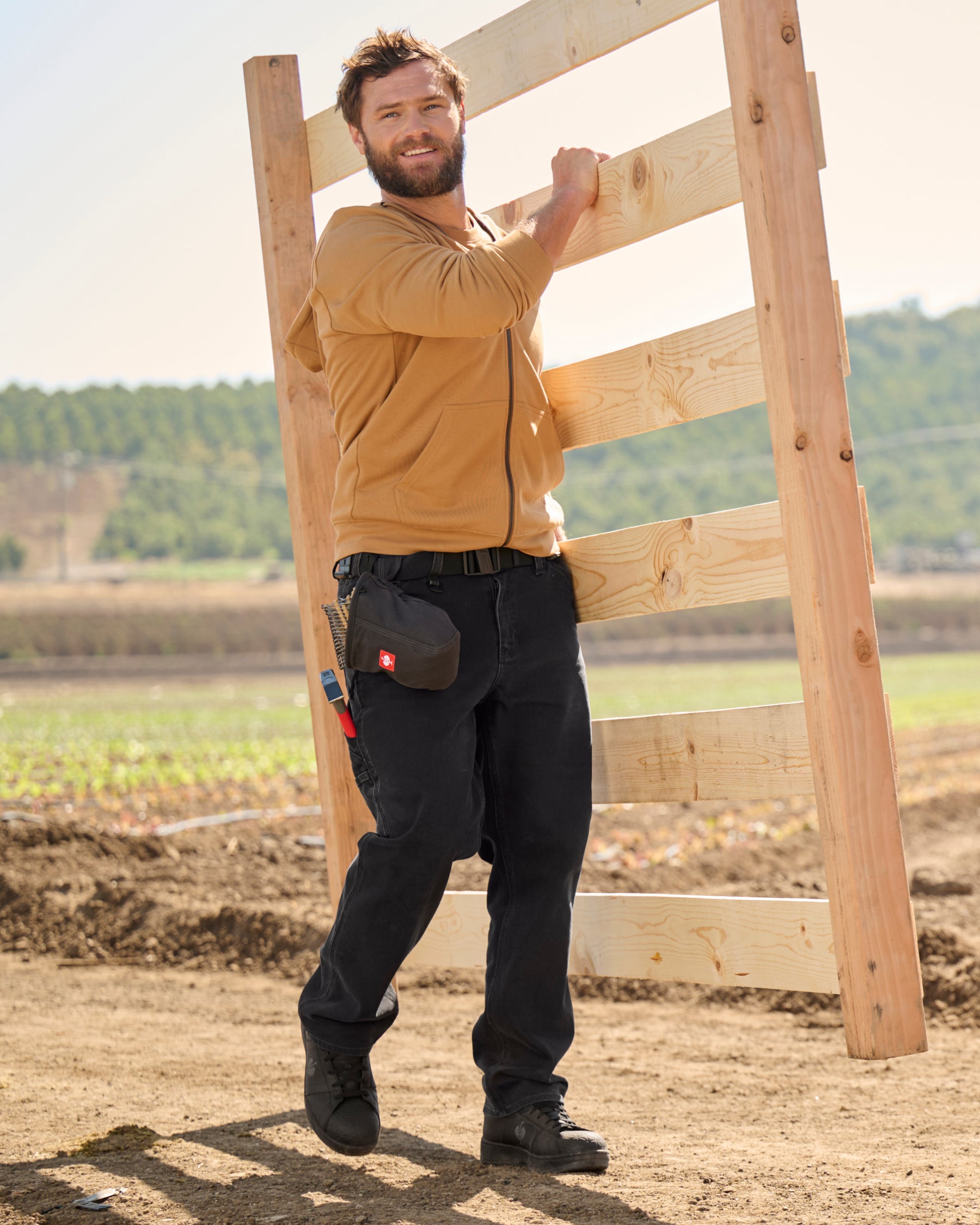 Lifestyle view of Carpenter Jeans e.s.iconic in black during work