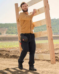 Lifestyle view of Carpenter Jeans e.s.iconic in black during work