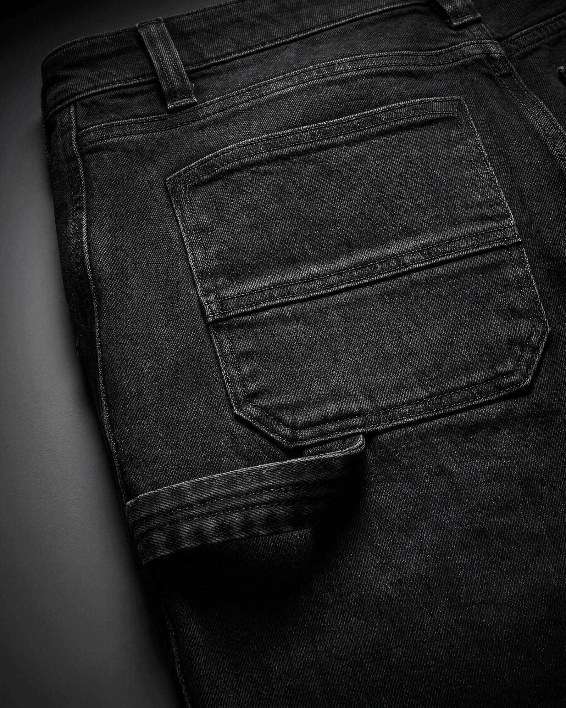 Close-up of denim pocket and stitching on Carpenter Jeans e.s.iconic in black