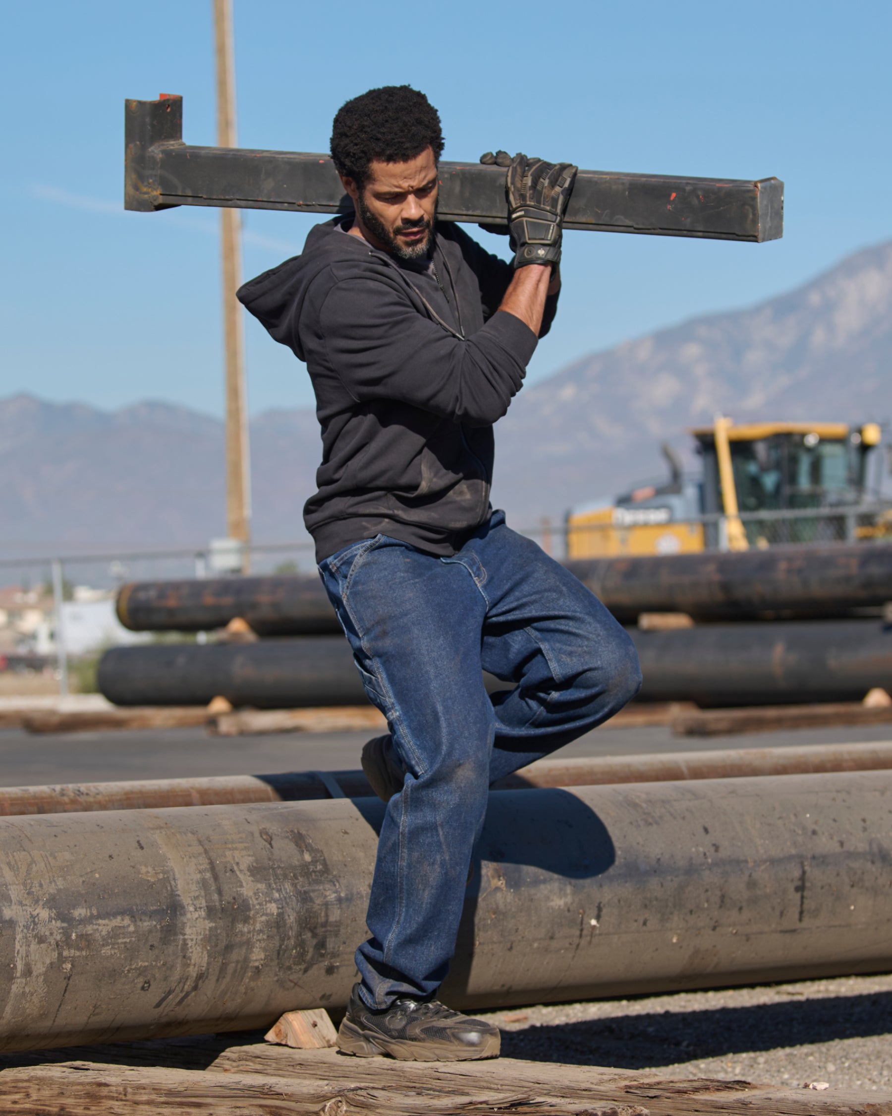 Carpenter Jeans e.s.iconic in dark wash in use, showing fit and movement