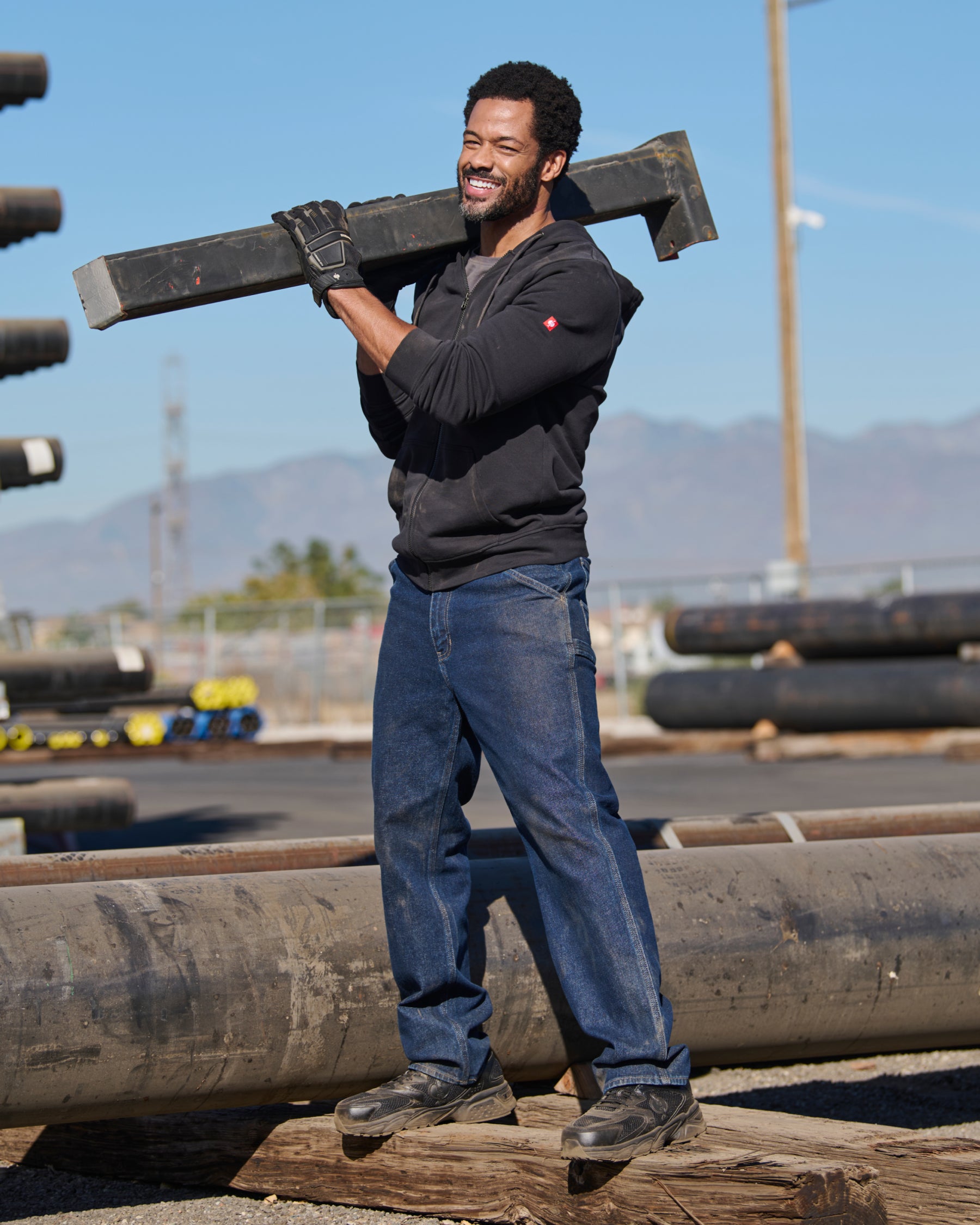 Lifestyle view of Carpenter Jeans e.s.iconic in dark wash during work