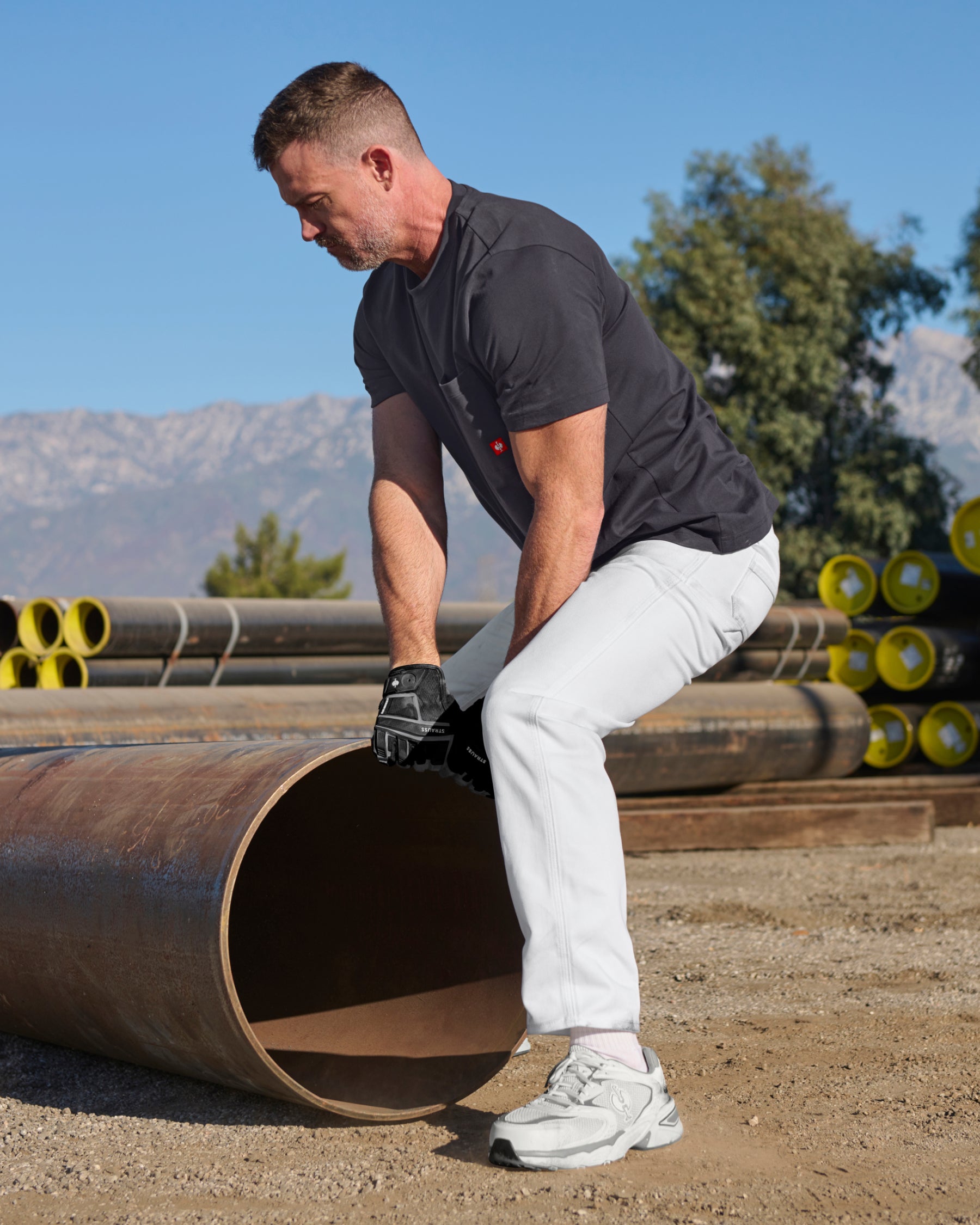 Lifestyle view of Carpenter Jeans e.s.iconic in white during work